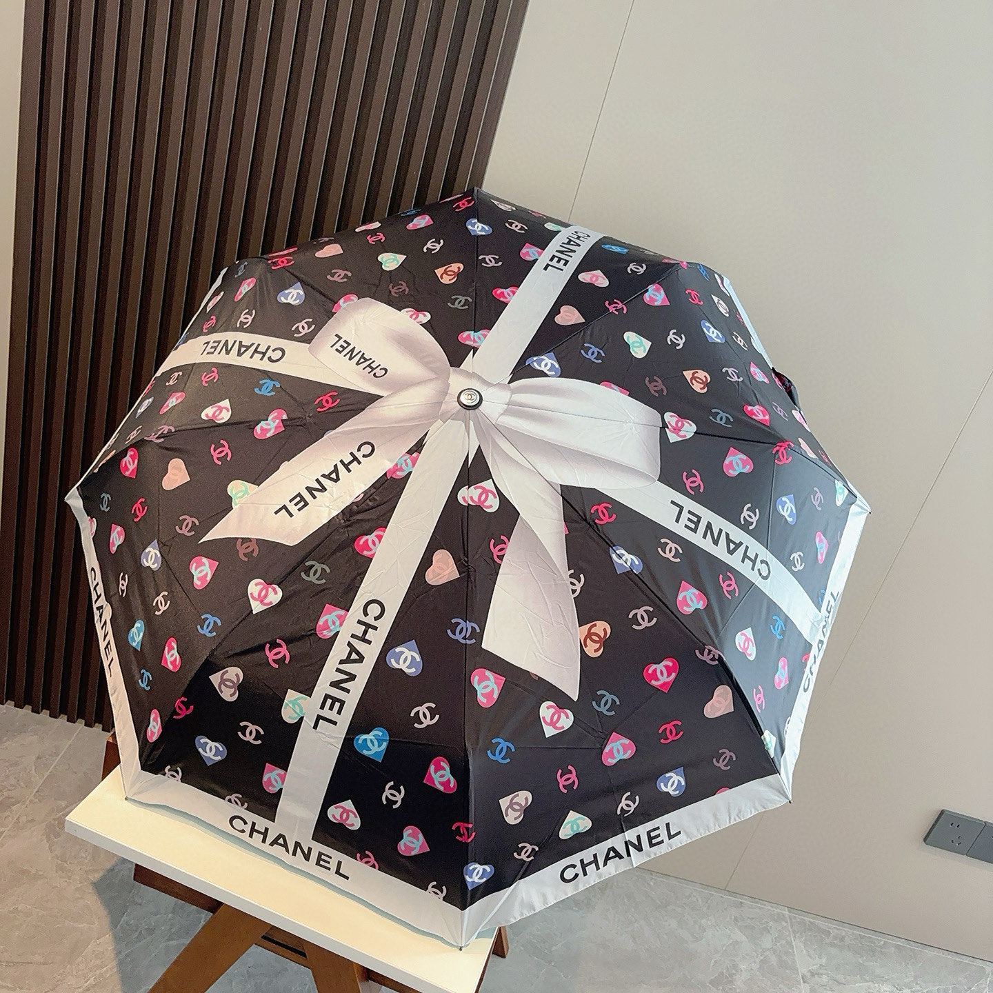 CHANEL（香奈儿）三折自动折叠晴雨伞 集合香奈儿灵魂LOGO为一体的设计风格高雅奢华 带在身上带来