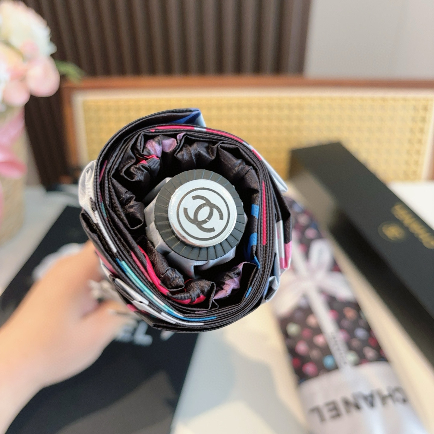  CHANEL（香奈儿）三折自动折叠晴雨伞 集合香奈儿灵魂LOGO为一体的设计风格高雅奢华 带在身上带来