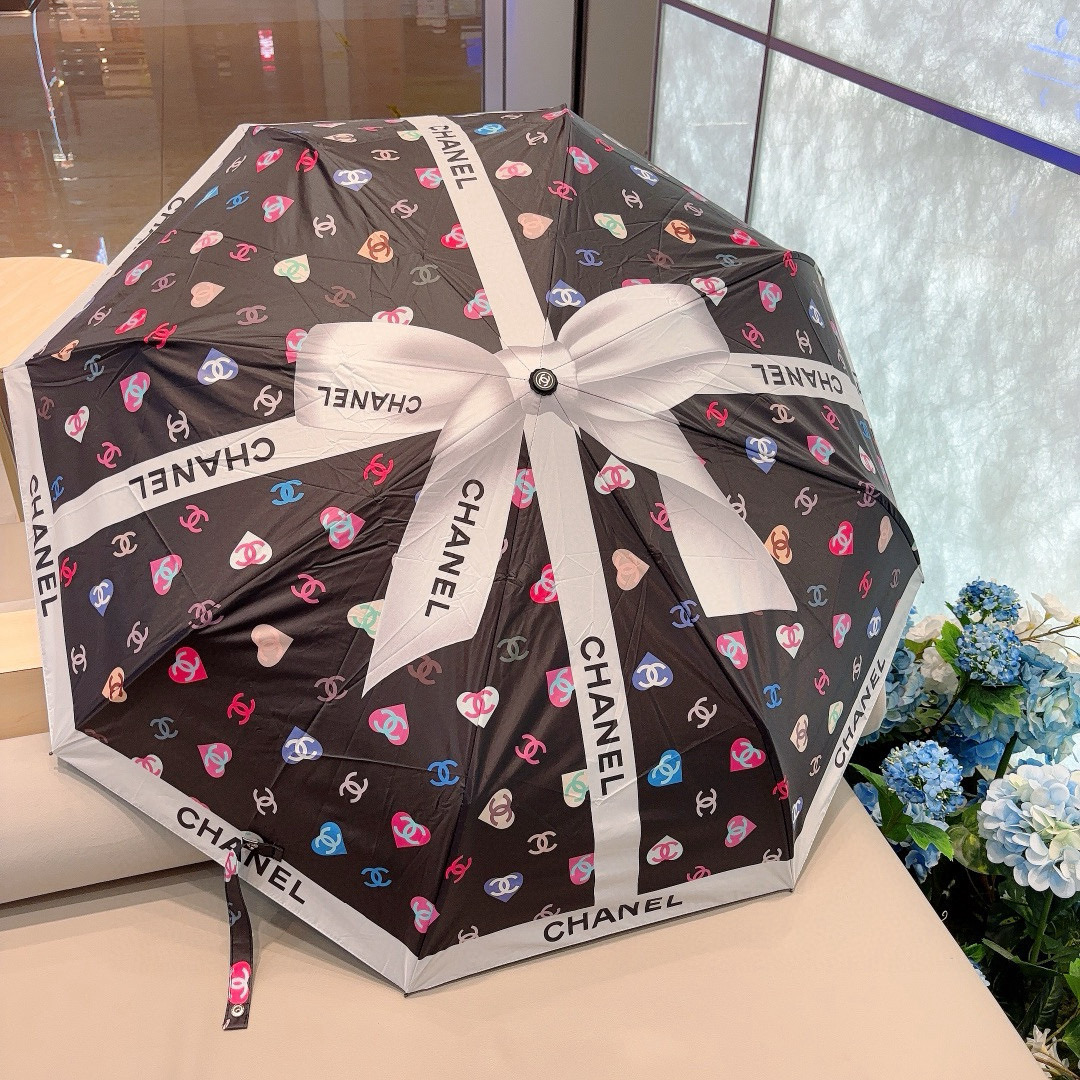  CHANEL（香奈儿）三折自动折叠晴雨伞 集合香奈儿灵魂LOGO为一体的设计风格高雅奢华 带在身上带来