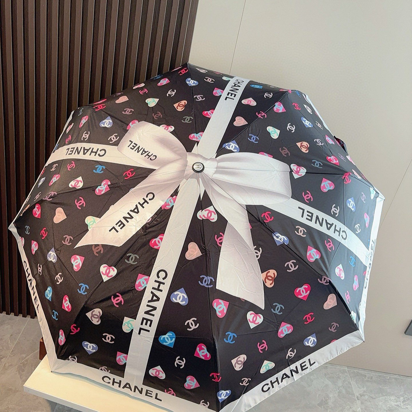  CHANEL（香奈儿）三折自动折叠晴雨伞 集合香奈儿灵魂LOGO为一体的设计风格高雅奢华 带在身上带来