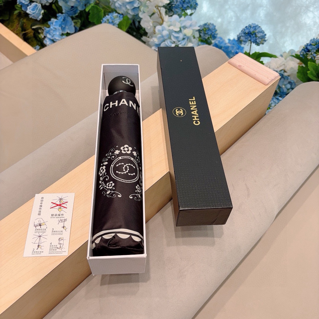  CHANEL（香奈儿）三折自动折叠晴雨伞 集合香奈儿灵魂LOGO为一体的设计风格高雅奢华 带在身上带来
