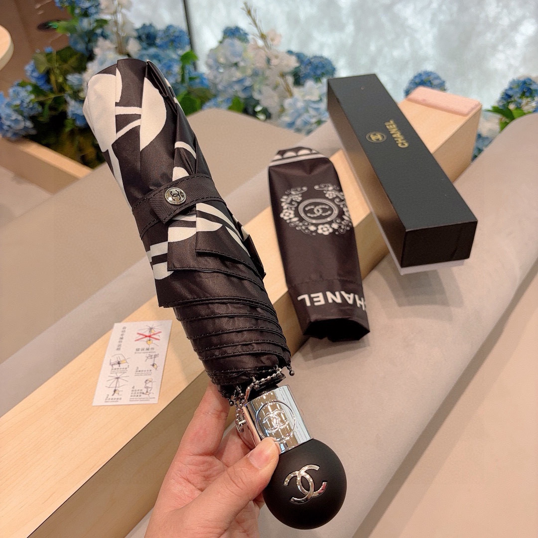  CHANEL（香奈儿）三折自动折叠晴雨伞 集合香奈儿灵魂LOGO为一体的设计风格高雅奢华 带在身上带来