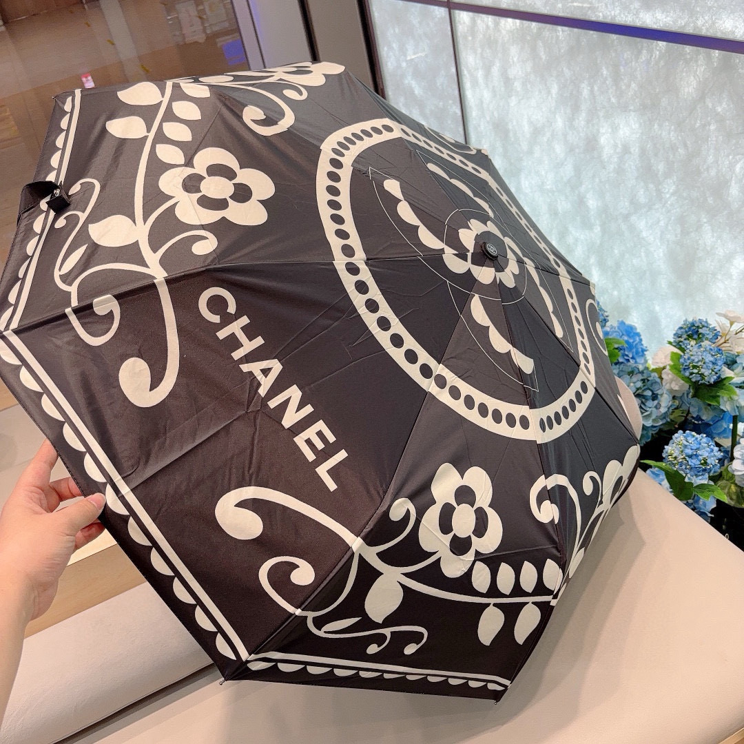  CHANEL（香奈儿）三折自动折叠晴雨伞 集合香奈儿灵魂LOGO为一体的设计风格高雅奢华 带在身上带来