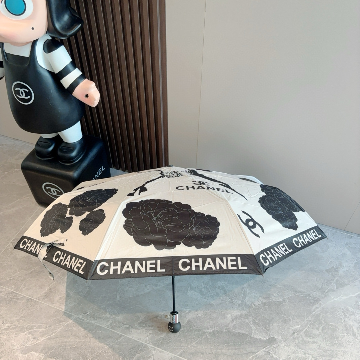  CHANEL（香奈儿）三折自动折叠晴雨伞 集合香奈儿灵魂LOGO为一体的设计风格高雅奢华 带在身上带来