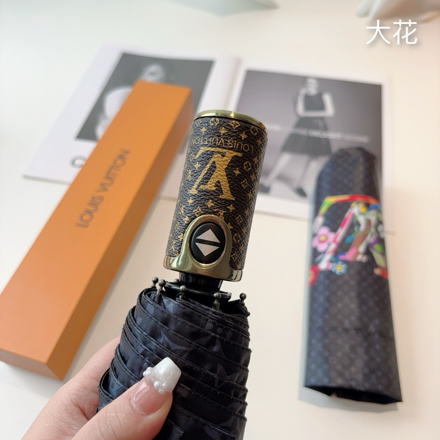 LOUIS VUITTON （路易威登）新款 三折自动折叠晴雨伞 新涂层技术深色伞面 拥有令人惊喜的遮光