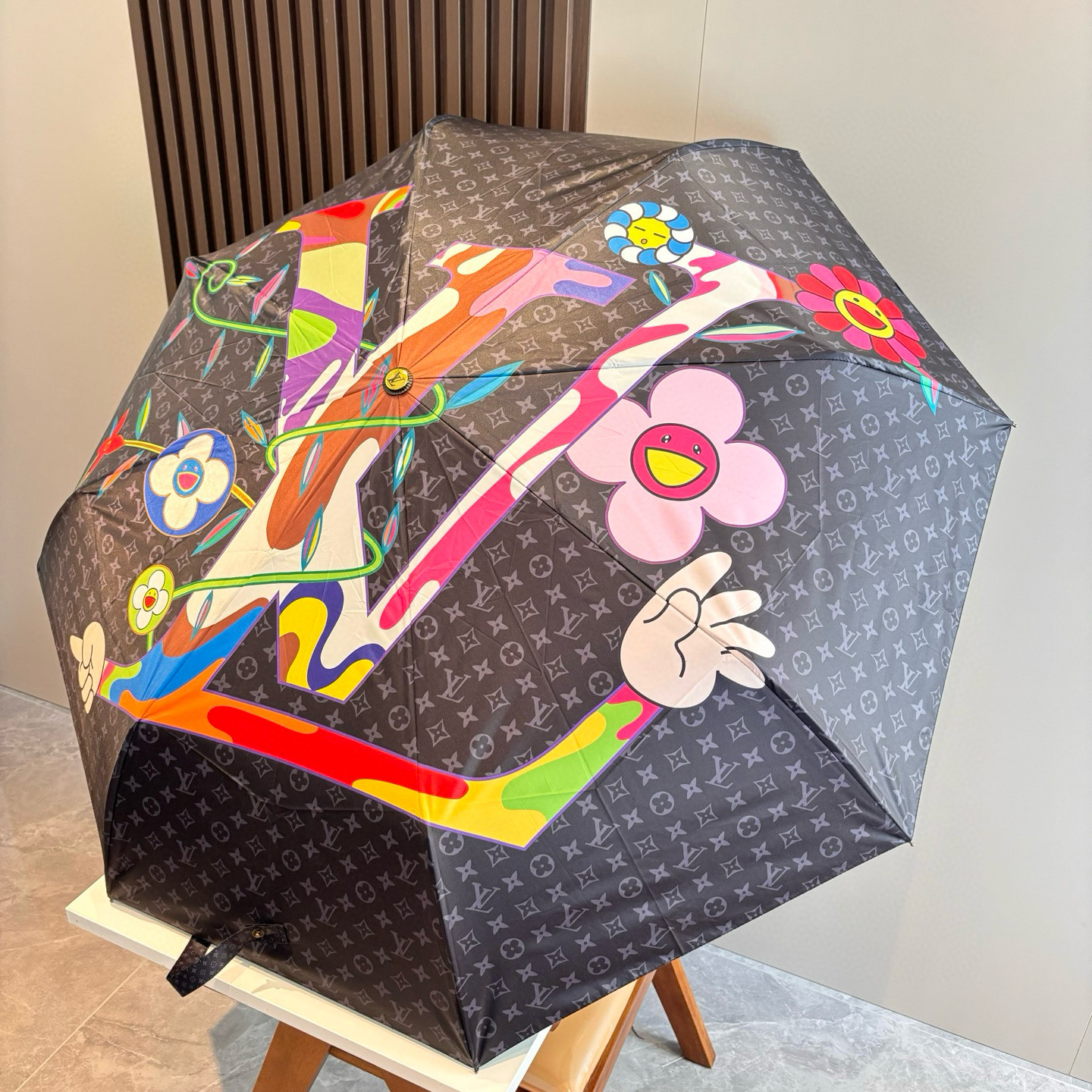 LOUIS VUITTON （路易威登）新款 三折自动折叠晴雨伞 新涂层技术深色伞面 拥有令人惊喜的遮光