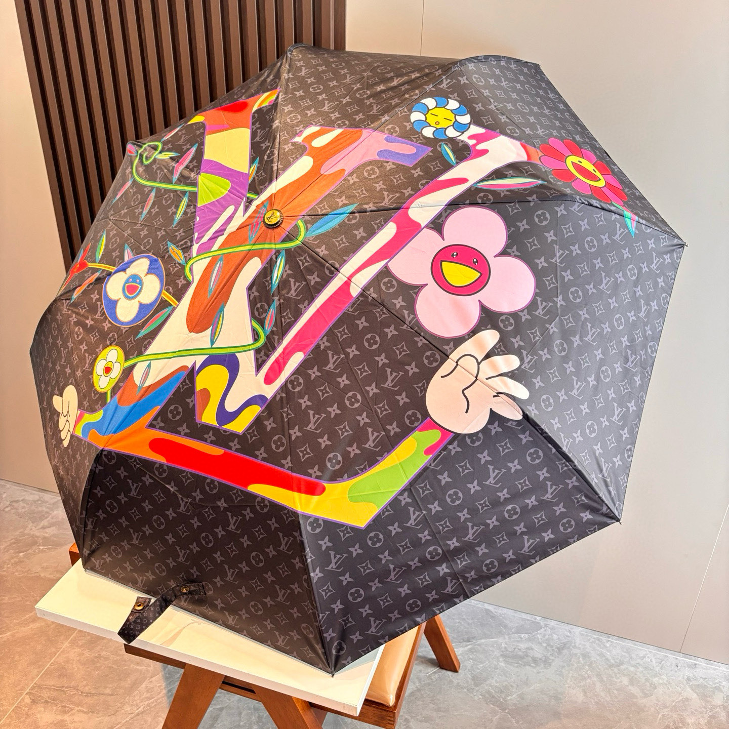 LOUIS VUITTON （路易威登）新款 三折自动折叠晴雨伞 新涂层技术深色伞面 拥有令人惊喜的遮光