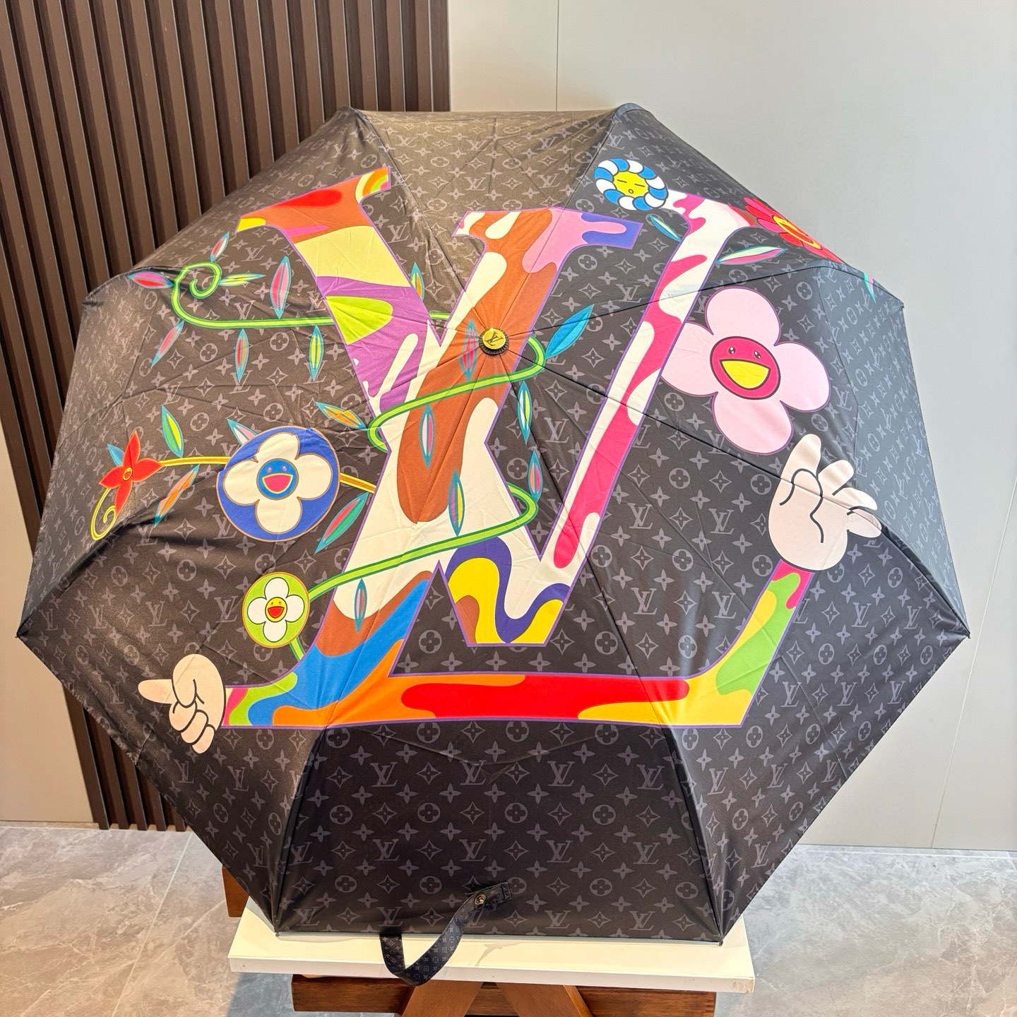 LOUIS VUITTON （路易威登）新款 三折自动折叠晴雨伞 新涂层技术深色伞面 拥有令人惊喜的遮光