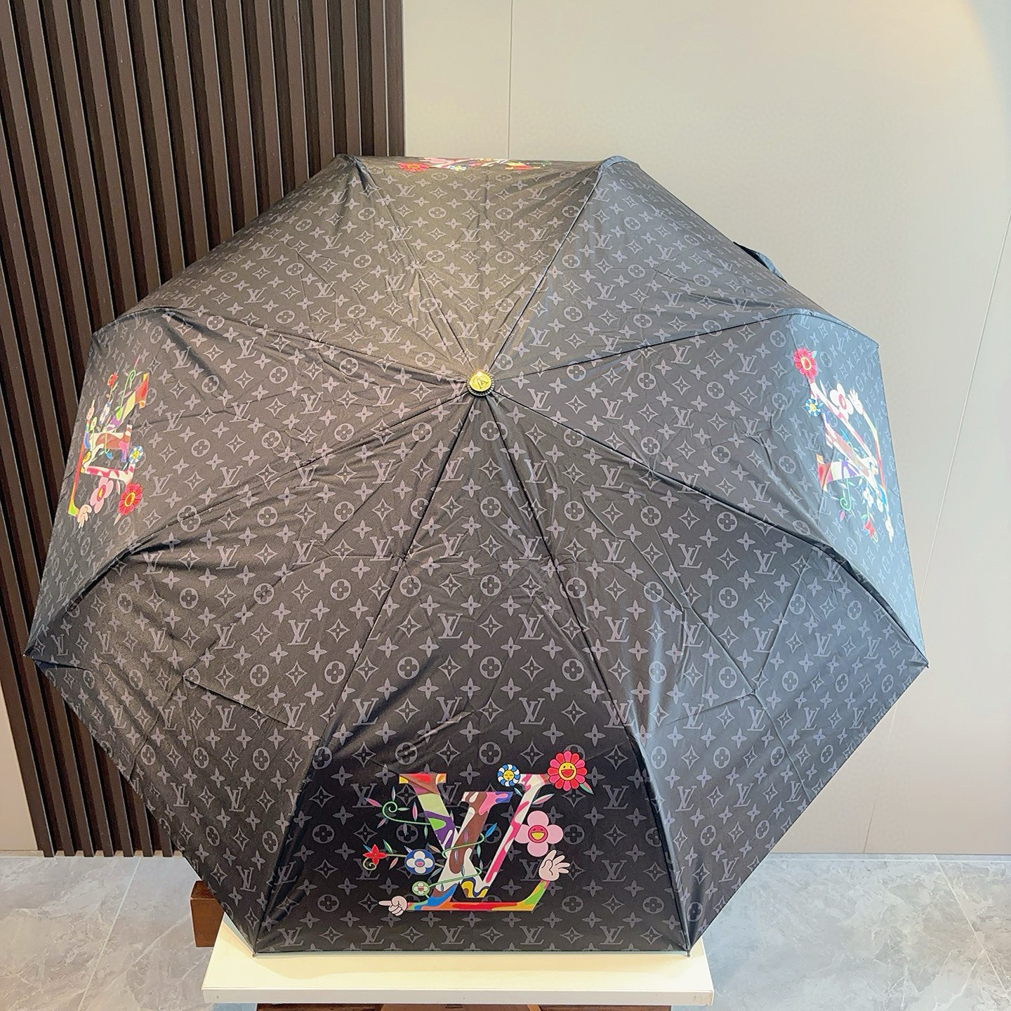 LOUIS VUITTON （路易威登）新款 三折自动折叠晴雨伞 新涂层技术深色伞面 拥有令人惊喜的遮光