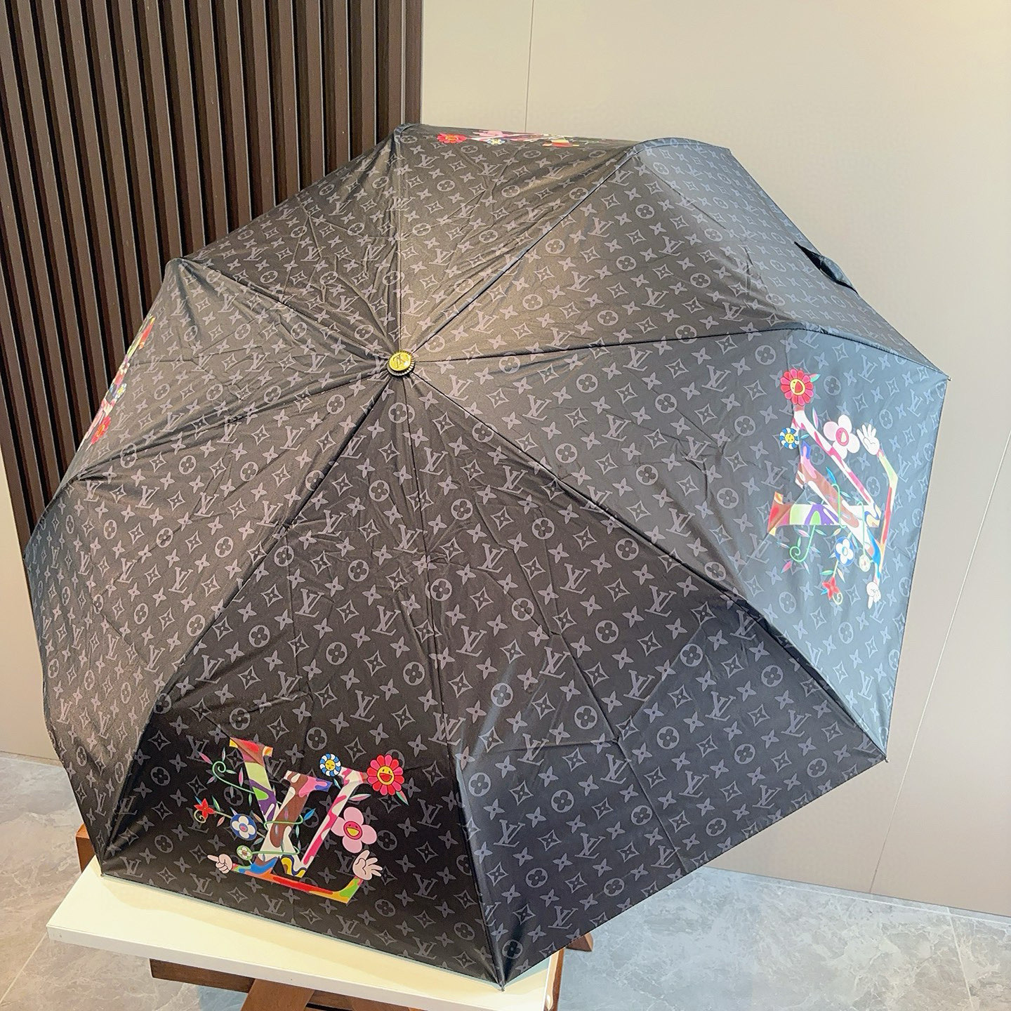 LOUIS VUITTON （路易威登）新款 三折自动折叠晴雨伞 新涂层技术深色伞面 拥有令人惊喜的遮光