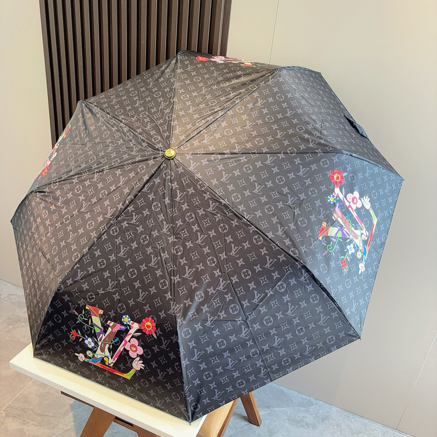LOUIS VUITTON （路易威登）新款 三折自动折叠晴雨伞 新涂层技术深色伞面 拥有令人惊喜的遮光