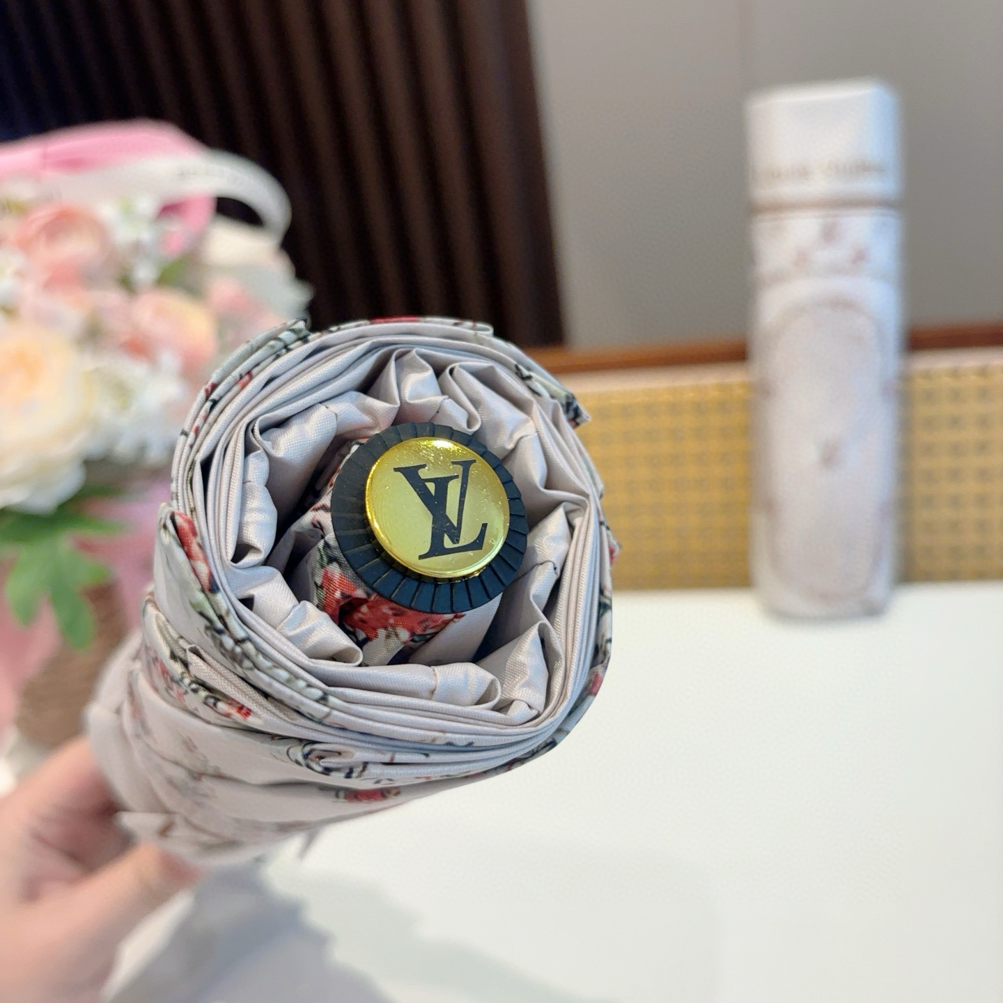 LOUIS VUITTON （路易威登）新款 三折自动折叠晴雨伞 新涂层技术深色伞面 拥有令人惊喜的遮光