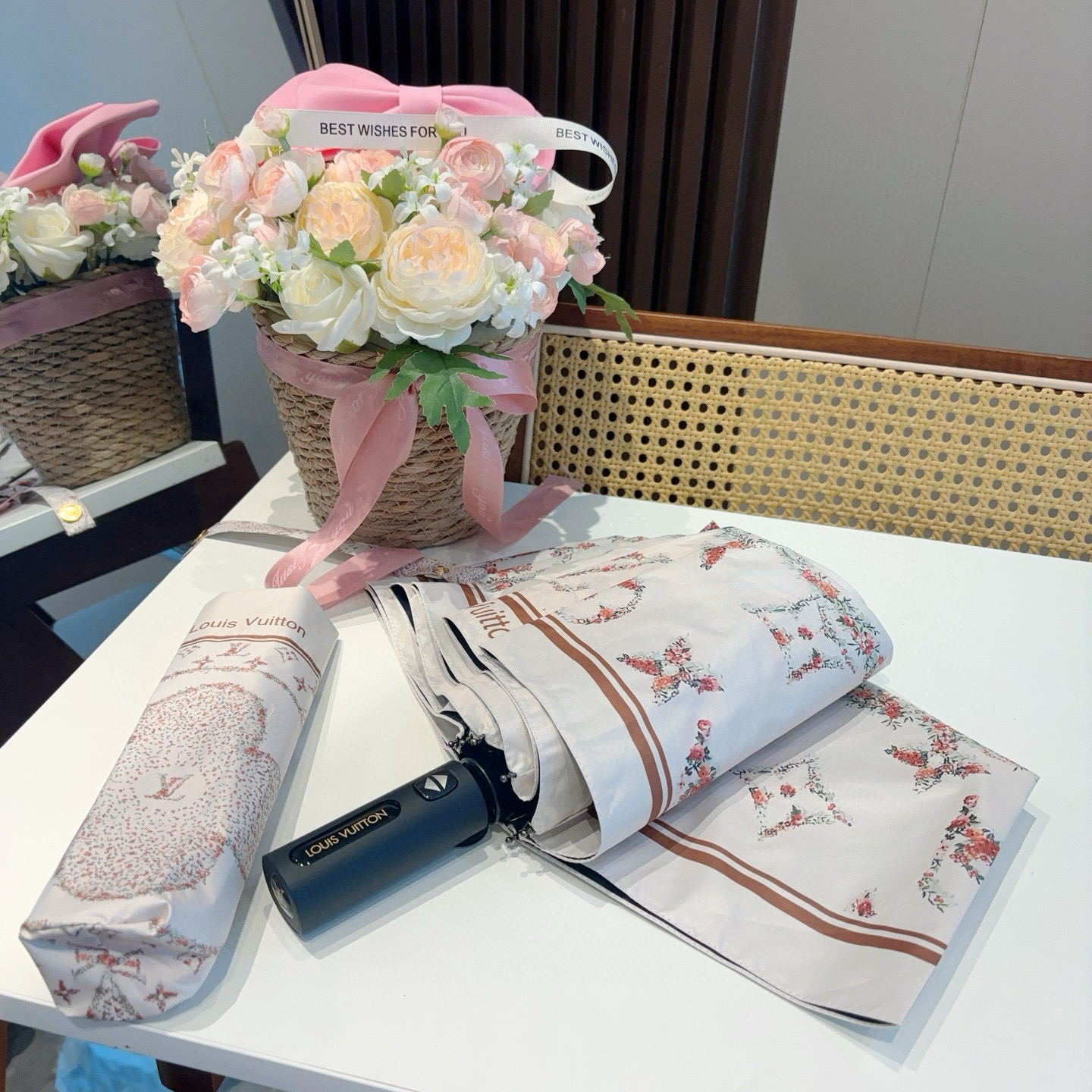 LOUIS VUITTON （路易威登）新款 三折自动折叠晴雨伞 新涂层技术深色伞面 拥有令人惊喜的遮光
