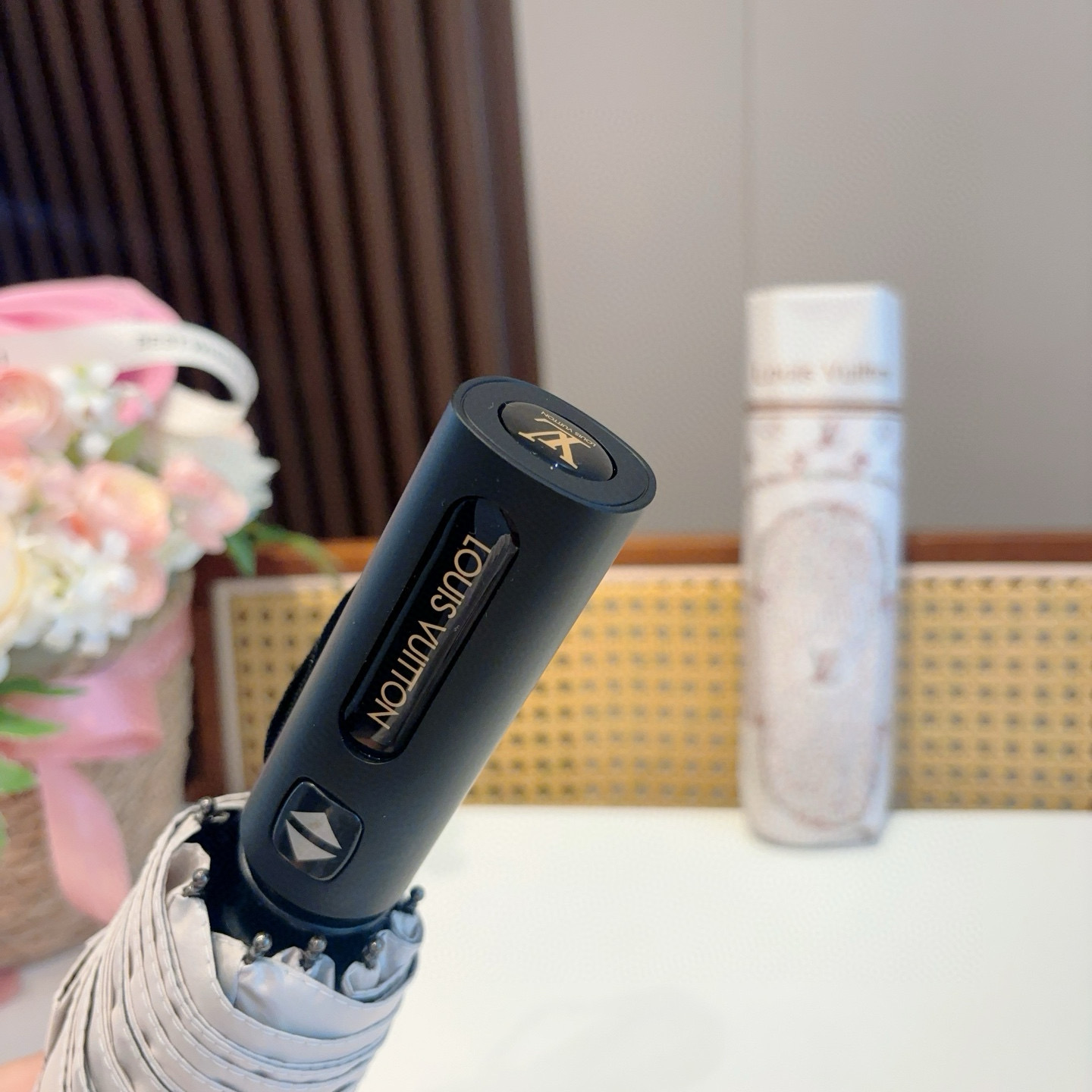 LOUIS VUITTON （路易威登）新款 三折自动折叠晴雨伞 新涂层技术深色伞面 拥有令人惊喜的遮光