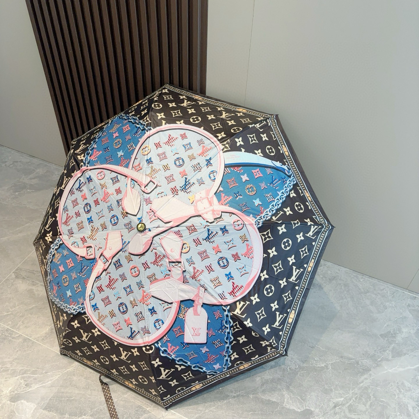 LOUIS VUITTON （路易威登）新款 三折自动折叠晴雨伞 新涂层技术深色伞面 拥有令人惊喜的遮光