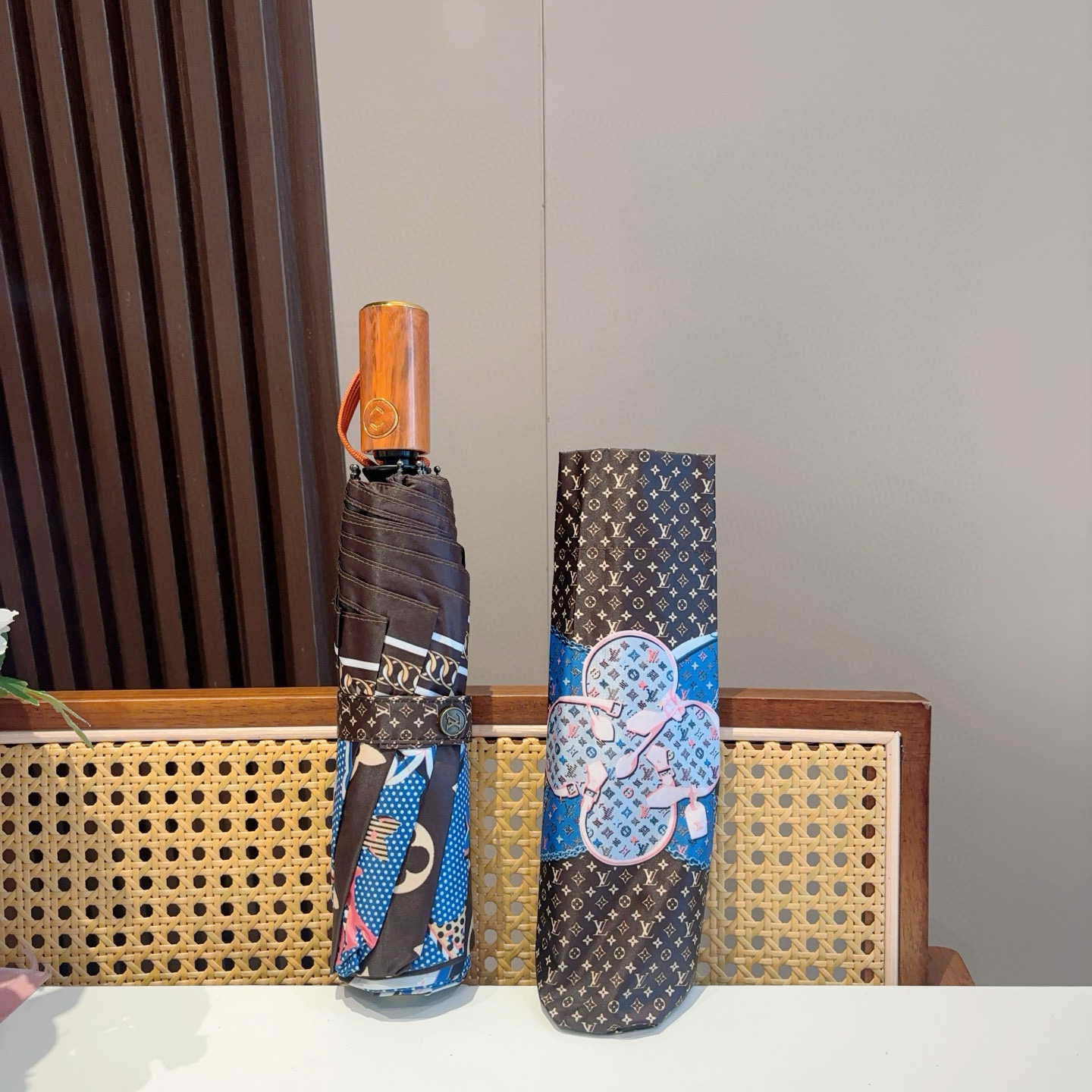 LOUIS VUITTON （路易威登）新款 三折自动折叠晴雨伞 新涂层技术深色伞面 拥有令人惊喜的遮光