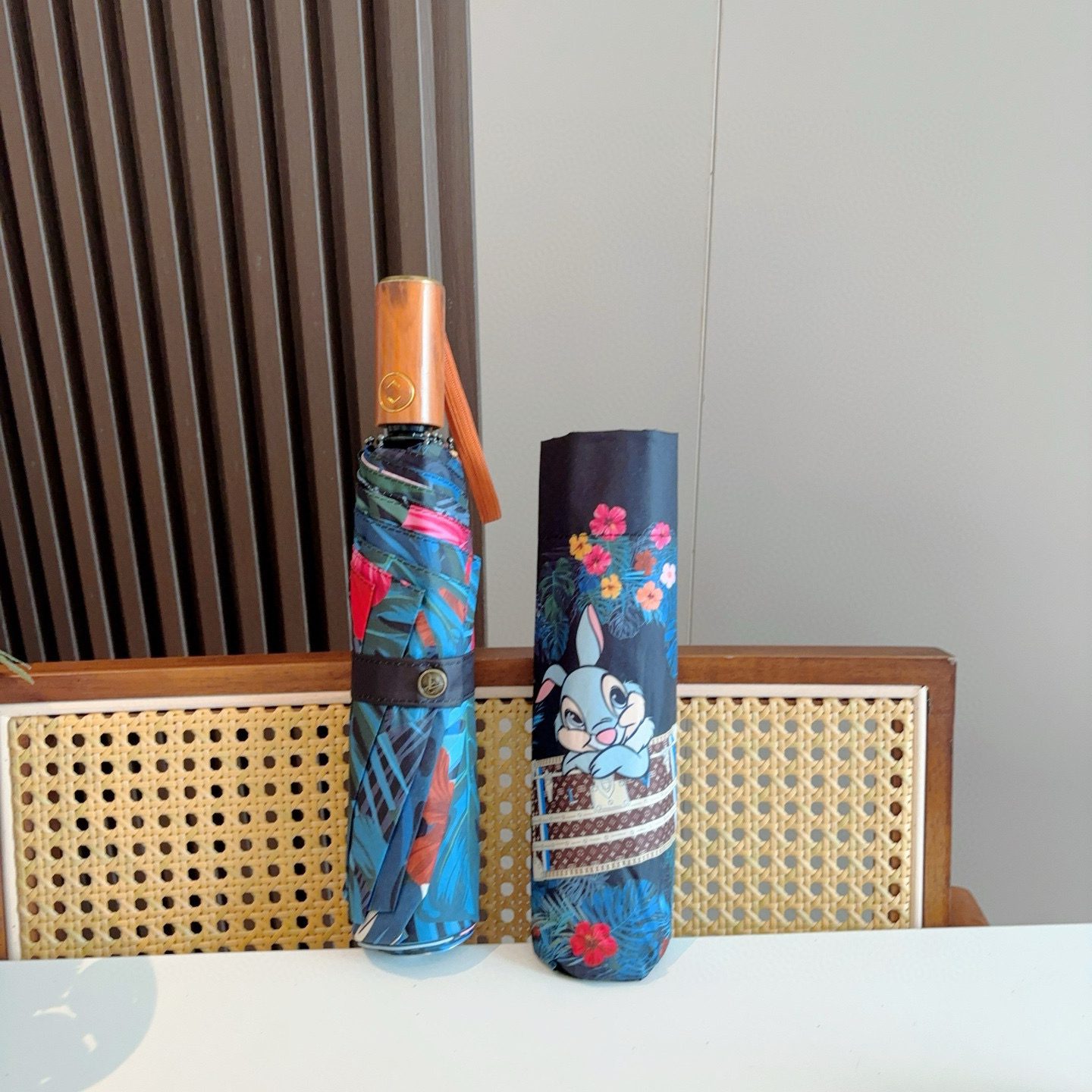 LOUIS VUITTON （路易威登）新款 三折自动折叠晴雨伞 新涂层技术深色伞面 拥有令人惊喜的遮光