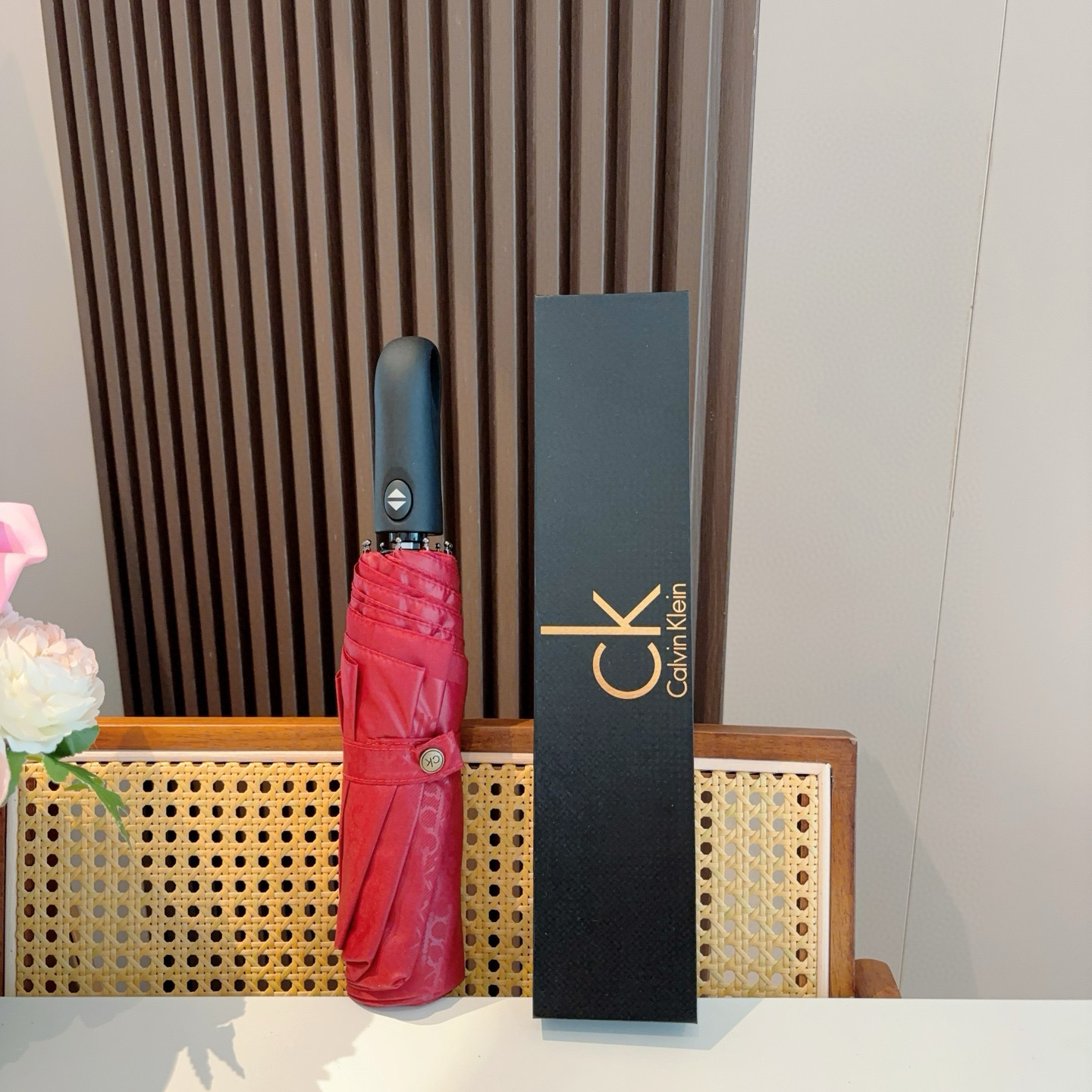  CK 新款 暗纹字母 三折手开折叠晴雨伞 做工精细 气质 时尚 炒鸡好看！防紫外线 人手必备 ！配礼盒
