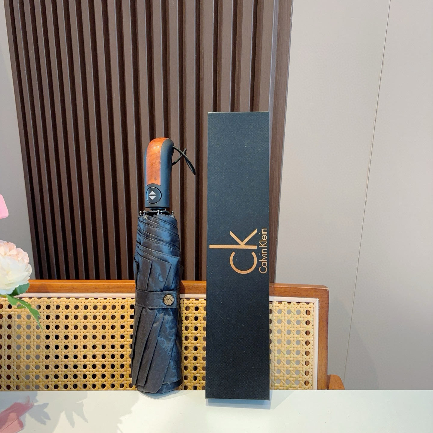  CK 新款 暗纹字母 三折手开折叠晴雨伞 做工精细 气质 时尚 炒鸡好看！防紫外线 人手必备 ！配礼盒