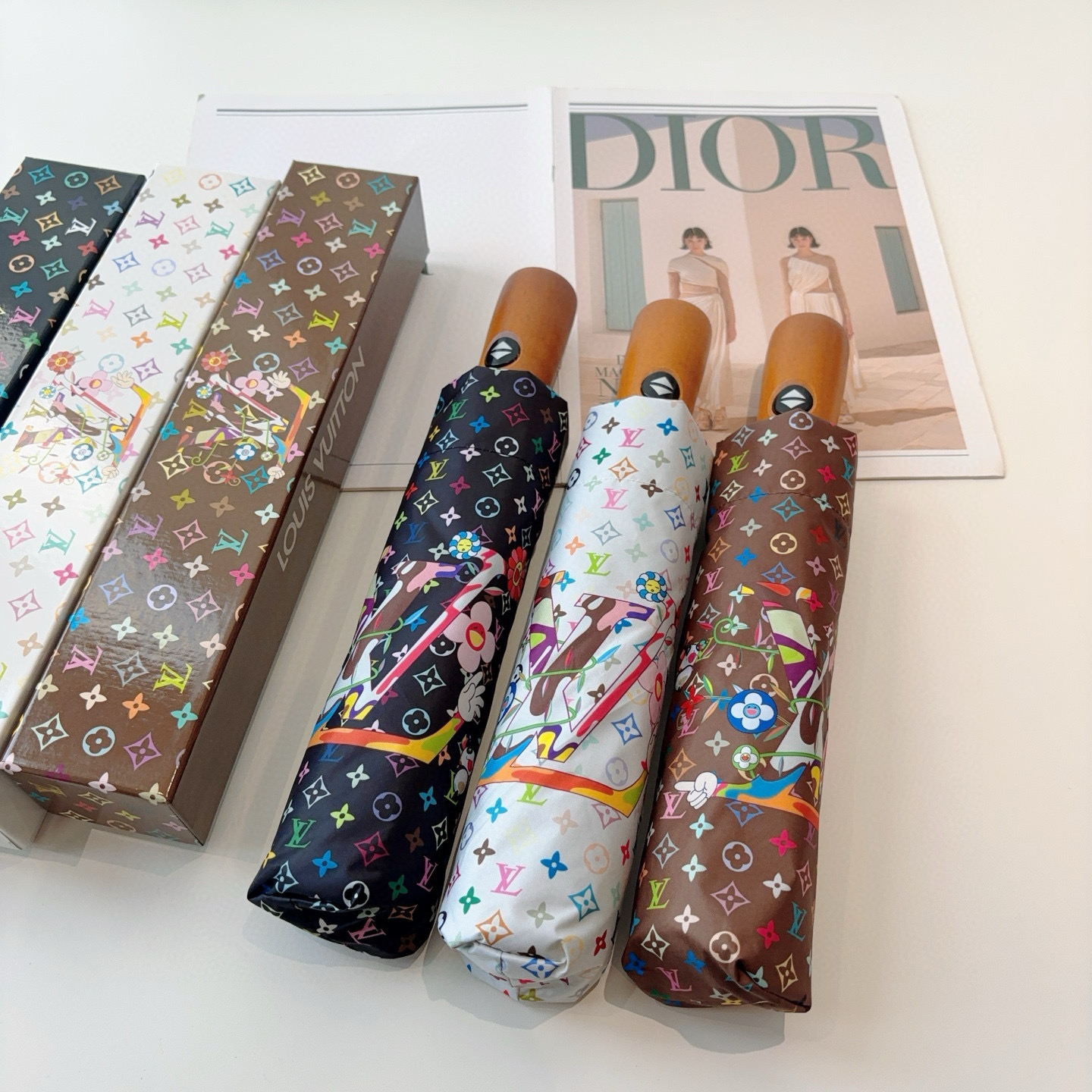 NO:377913,LOUIS VUITTON (Louis Vuitton) new model, three-fold automatic folding umbrella, new coating technology dark umbrella surface, with surprising light-shading effect!  Umbrellas sun umbrellas, umbrellas, louis vuitton, louis vuitton, umbrellas19860909LOUIS VUITTON（路易威登）新款 三折自动折叠晴雨伞 新涂层技术深色伞面 拥有令人惊喜的遮光效果！雨伞遮阳伞太阳伞,雨伞,louis vuitton,louis vuitton,umbrellas,accessory