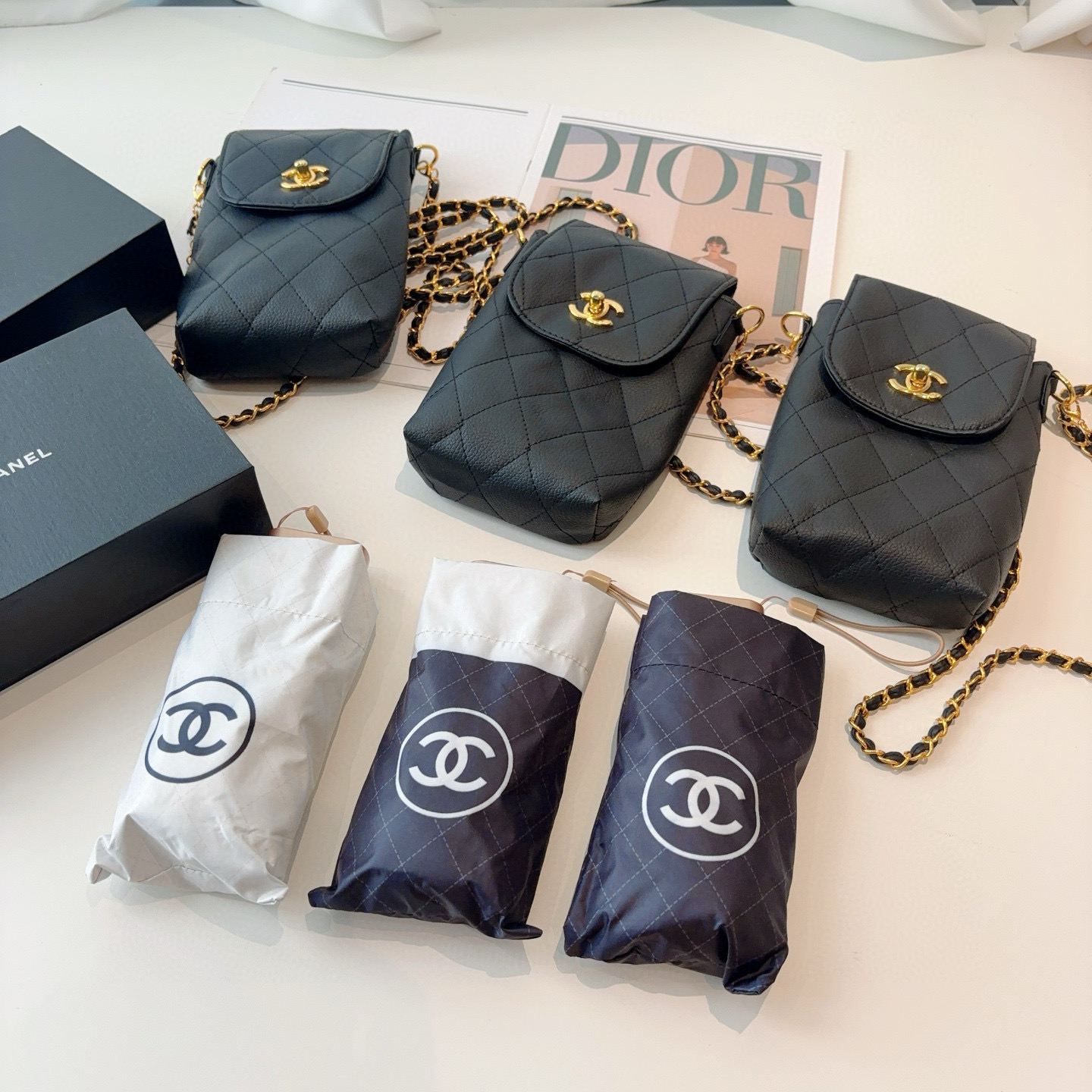 NO:377881,Chanel Chanel is 50% off in splicing, delivery chain bag, matching packaging box, chain bag can be placed on mobile phones, fashion bloggers have a set of styling tools!  The film production rate is extremely high!  With a sense of high-end!  Umbrella bag double C hardware!  Details are complete… Umbrellas, umbrellas, umbrellas, chanels, chanels, umbrellas19860909Chanel香奈儿 拼接五折小巧 配送链包 配套包装盒 链包可放手机 时尚博主人手一套,造型神器！出片率极高！自带高级感！伞包双c五金！细节完爆…雨伞遮阳伞太阳伞,雨伞,chanel,chanel,umbrellas,accessory