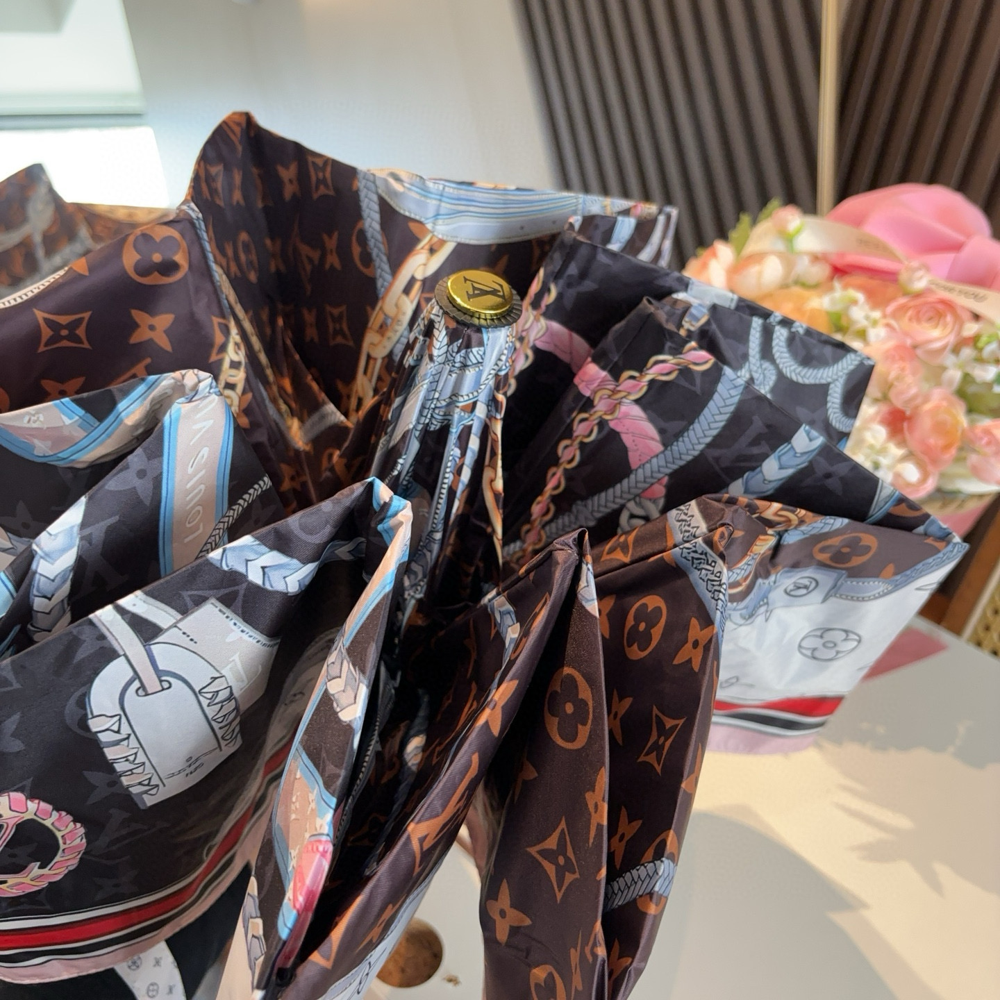 LOUIS VUITTON （路易威登）三折自动折叠晴雨伞 新涂层技术深色伞面 拥有令人惊喜的遮光效果！