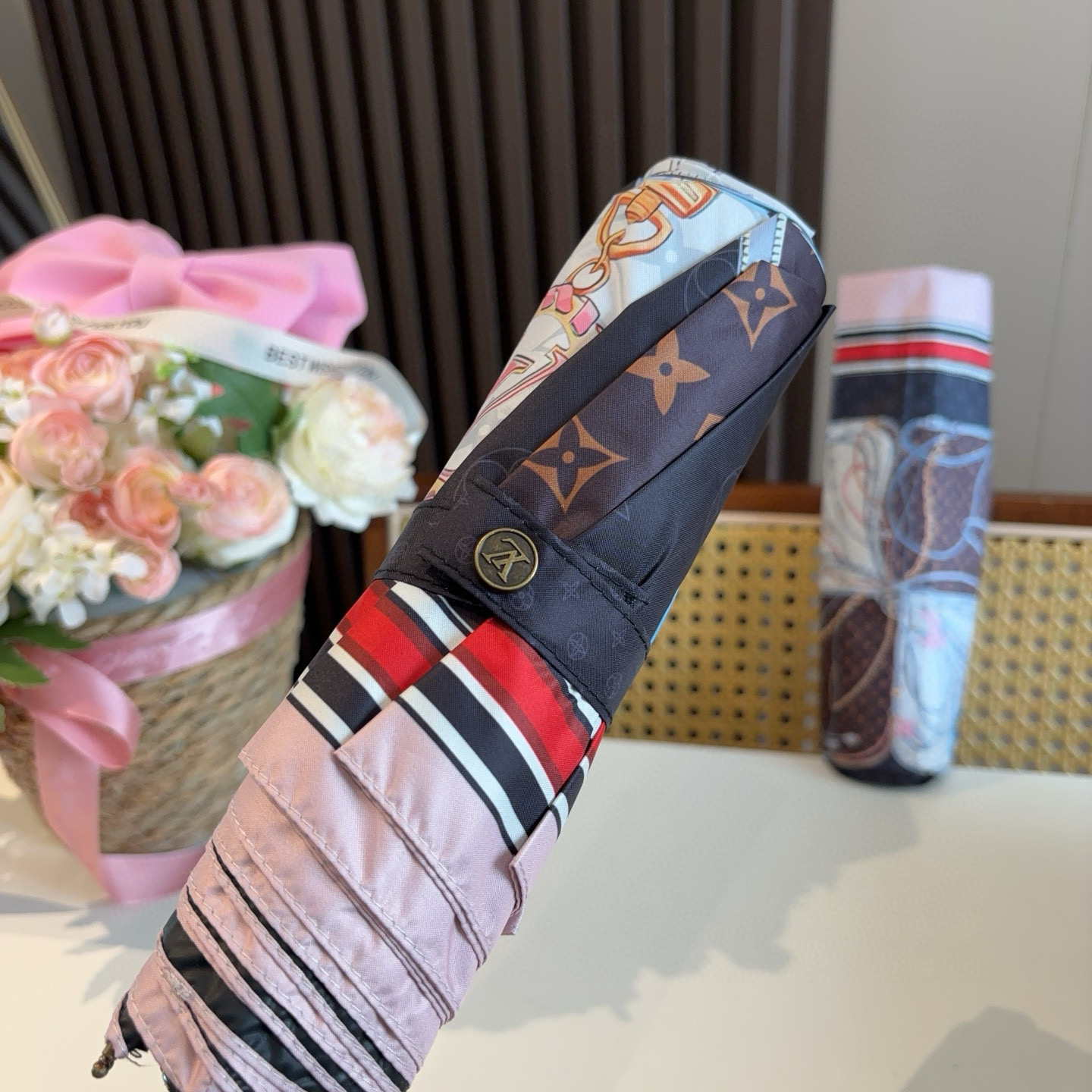 LOUIS VUITTON （路易威登）三折自动折叠晴雨伞 新涂层技术深色伞面 拥有令人惊喜的遮光效果！
