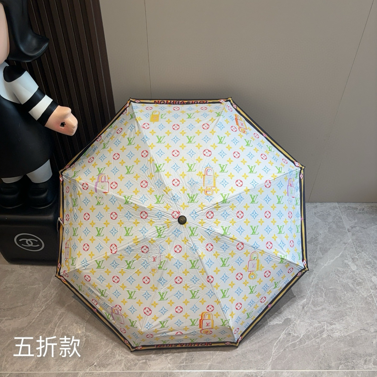  LOUIS VUITTON（路易威登）五折伞 热卖款 时尚指数爆表 不论晴天雨天使用都相得益彰 拥有它