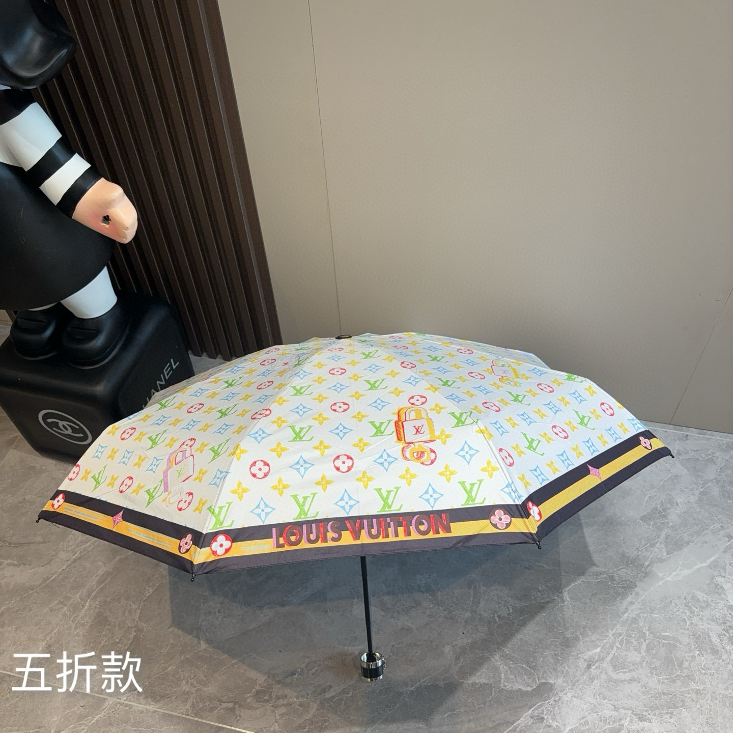  LOUIS VUITTON（路易威登）五折伞 热卖款 时尚指数爆表 不论晴天雨天使用都相得益彰 拥有它