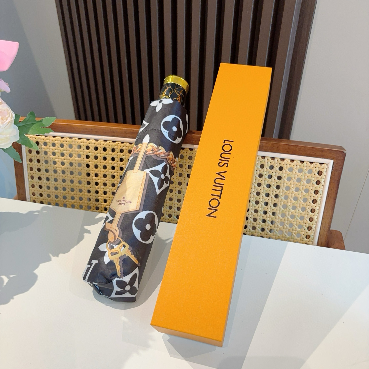  LOUIS VUITTON （路易威登）经典链条 ⛓️ 三折自动折叠晴雨伞 新涂层技术深色伞面 拥有令