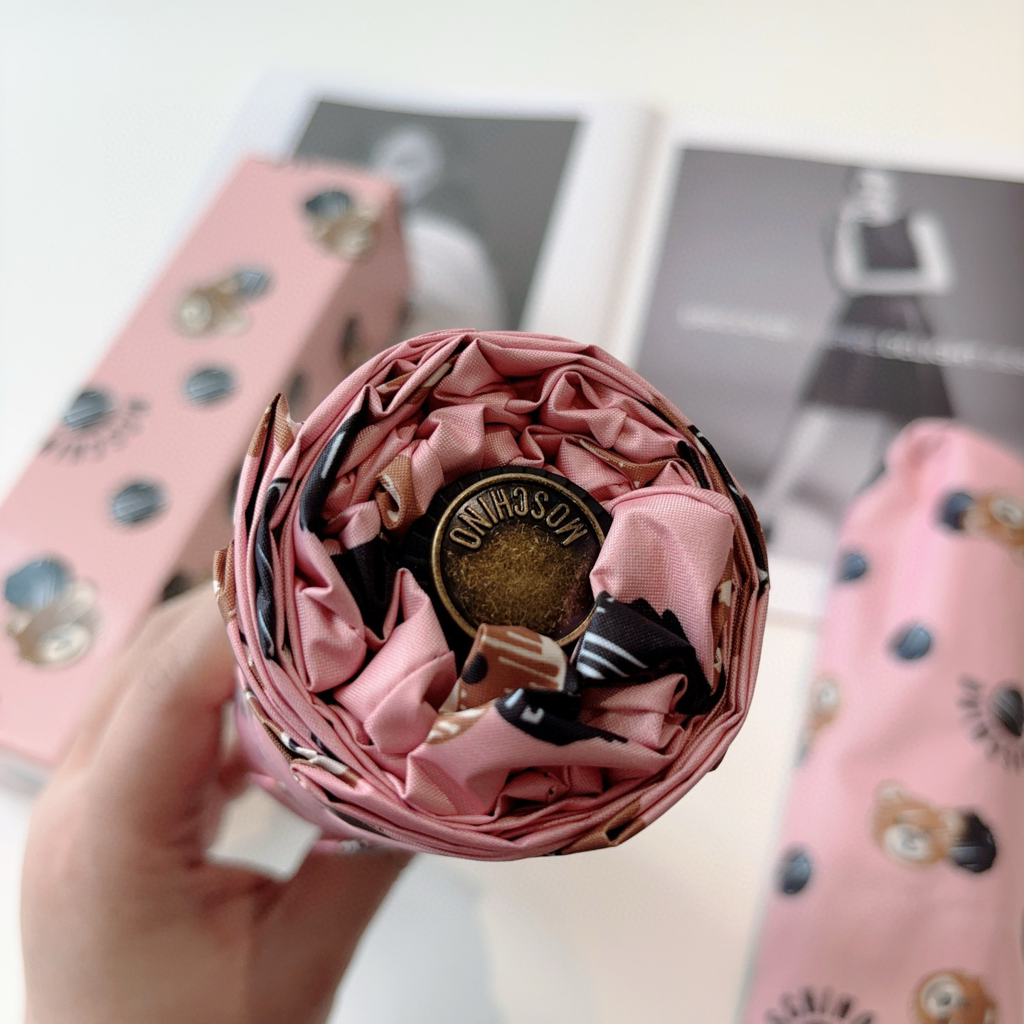  Moschino（莫斯奇诺）熊头柄 五折手开伞设计师Franco Moschino以自己的名字命名的一