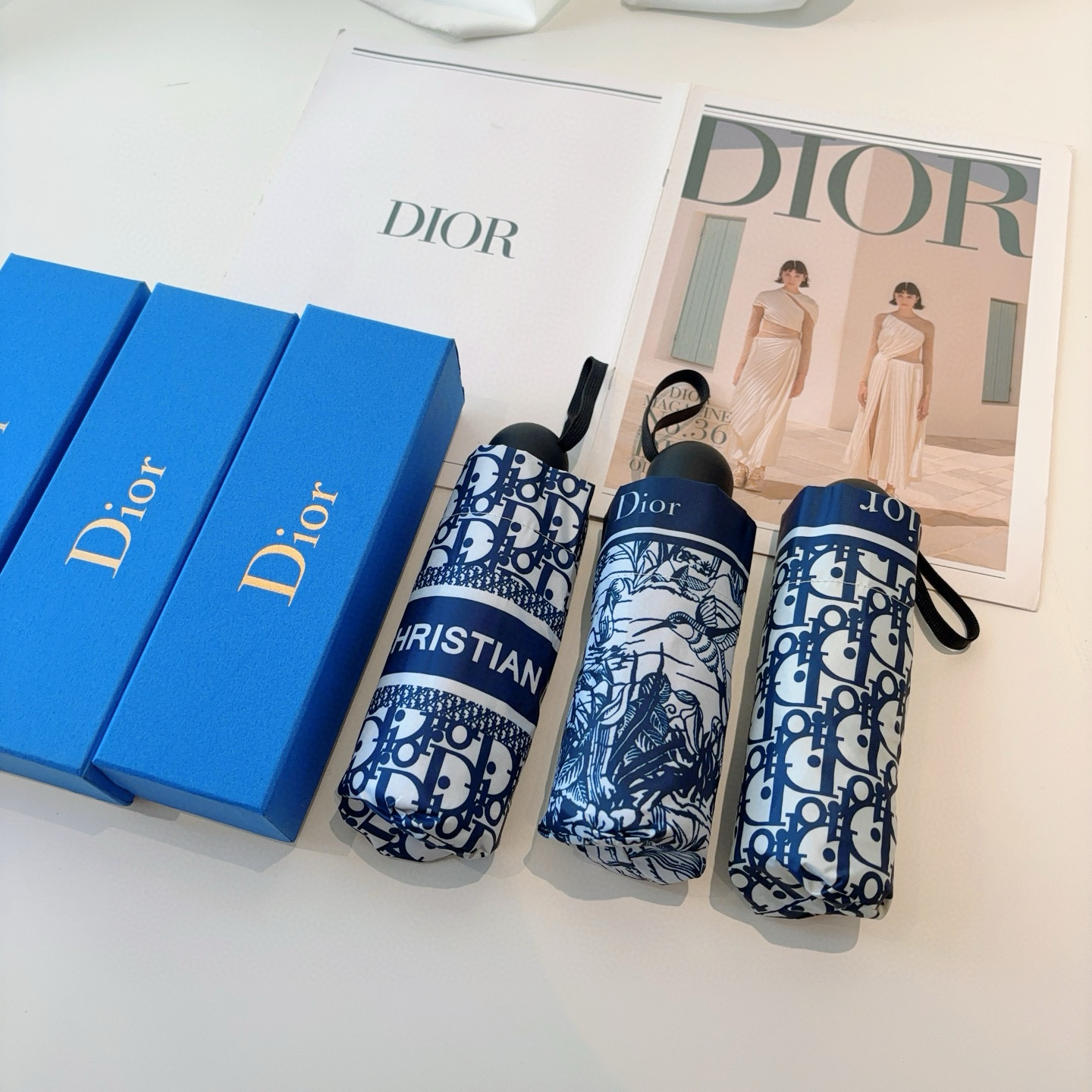  DIOR （迪奥） 五折手开折叠伞 超轻口袋 仅18cm  热卖款 时尚指数爆表 无论晴天雨天使用都相