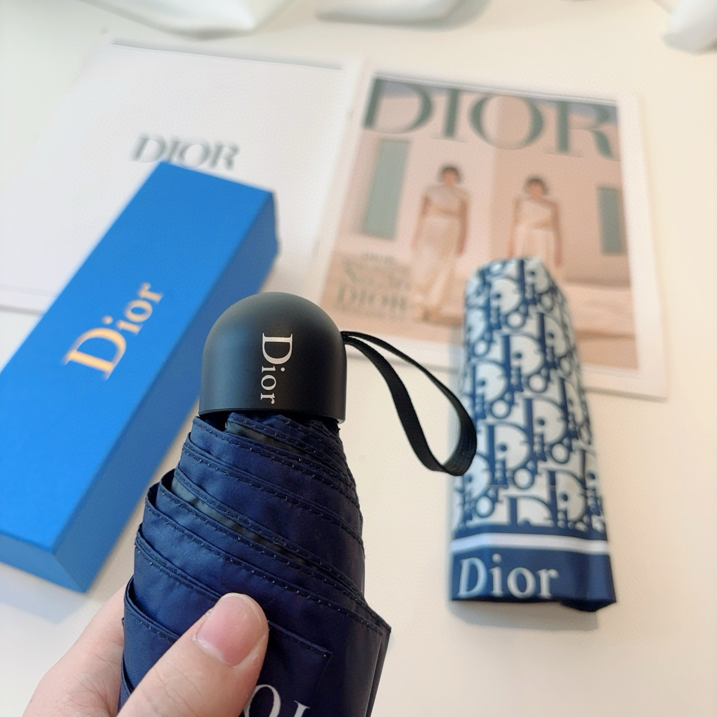 DIOR （迪奥） 五折手开折叠伞 超轻口袋 仅18cm  热卖款 时尚指数爆表 无论晴天雨天使用都相