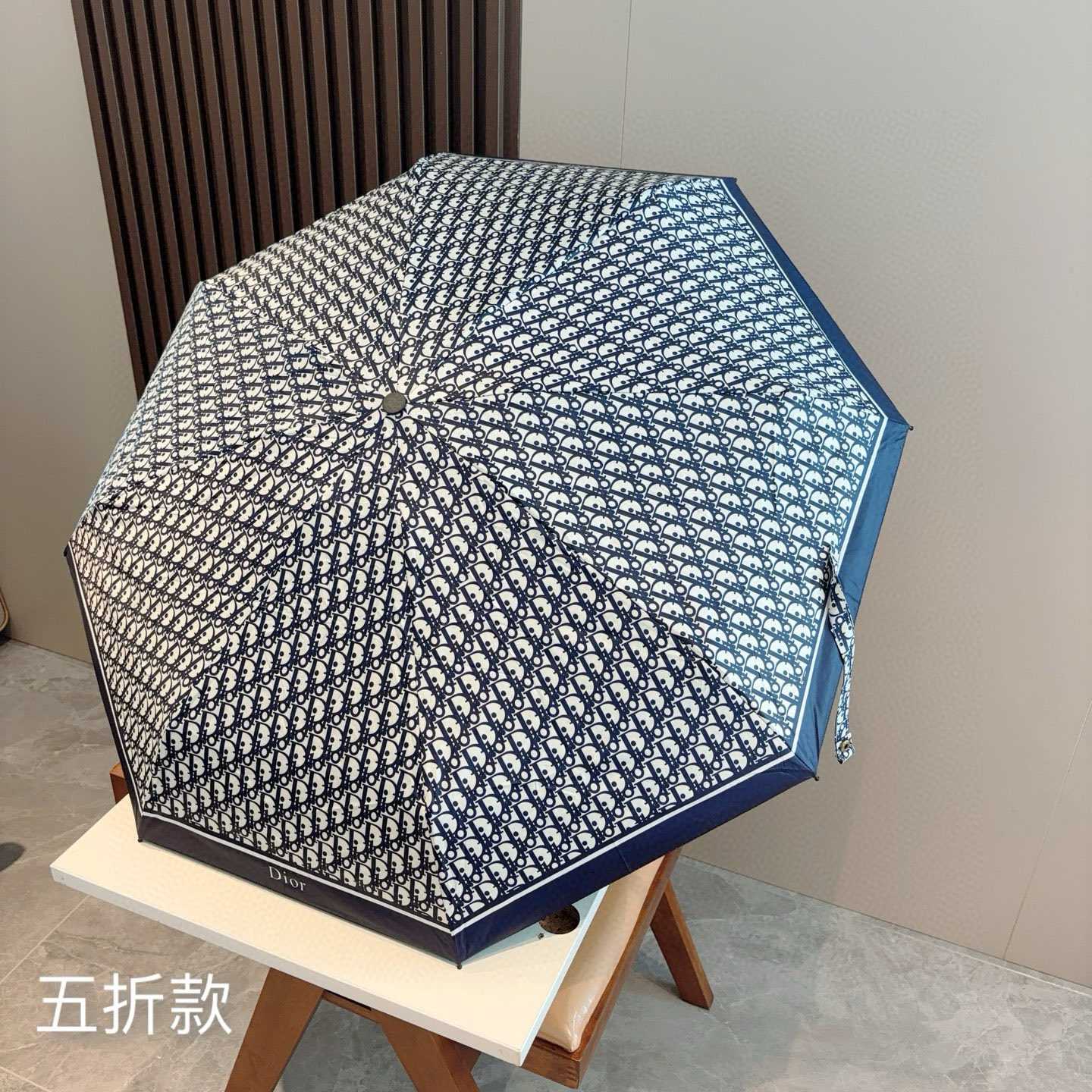  DIOR （迪奥） 五折手开折叠伞 超轻口袋 仅18cm  热卖款 时尚指数爆表 无论晴天雨天使用都相