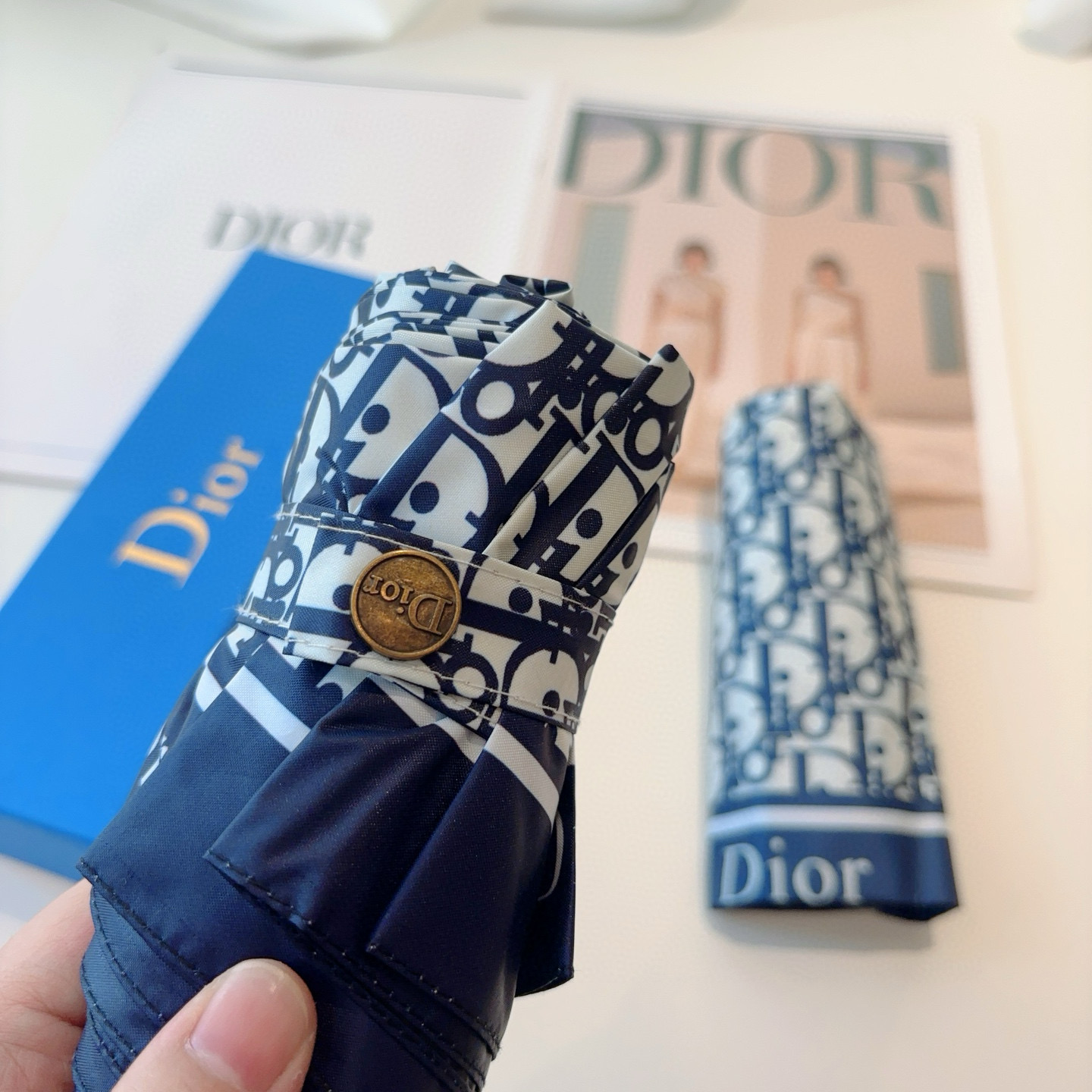  DIOR （迪奥） 五折手开折叠伞 超轻口袋 仅18cm  热卖款 时尚指数爆表 无论晴天雨天使用都相