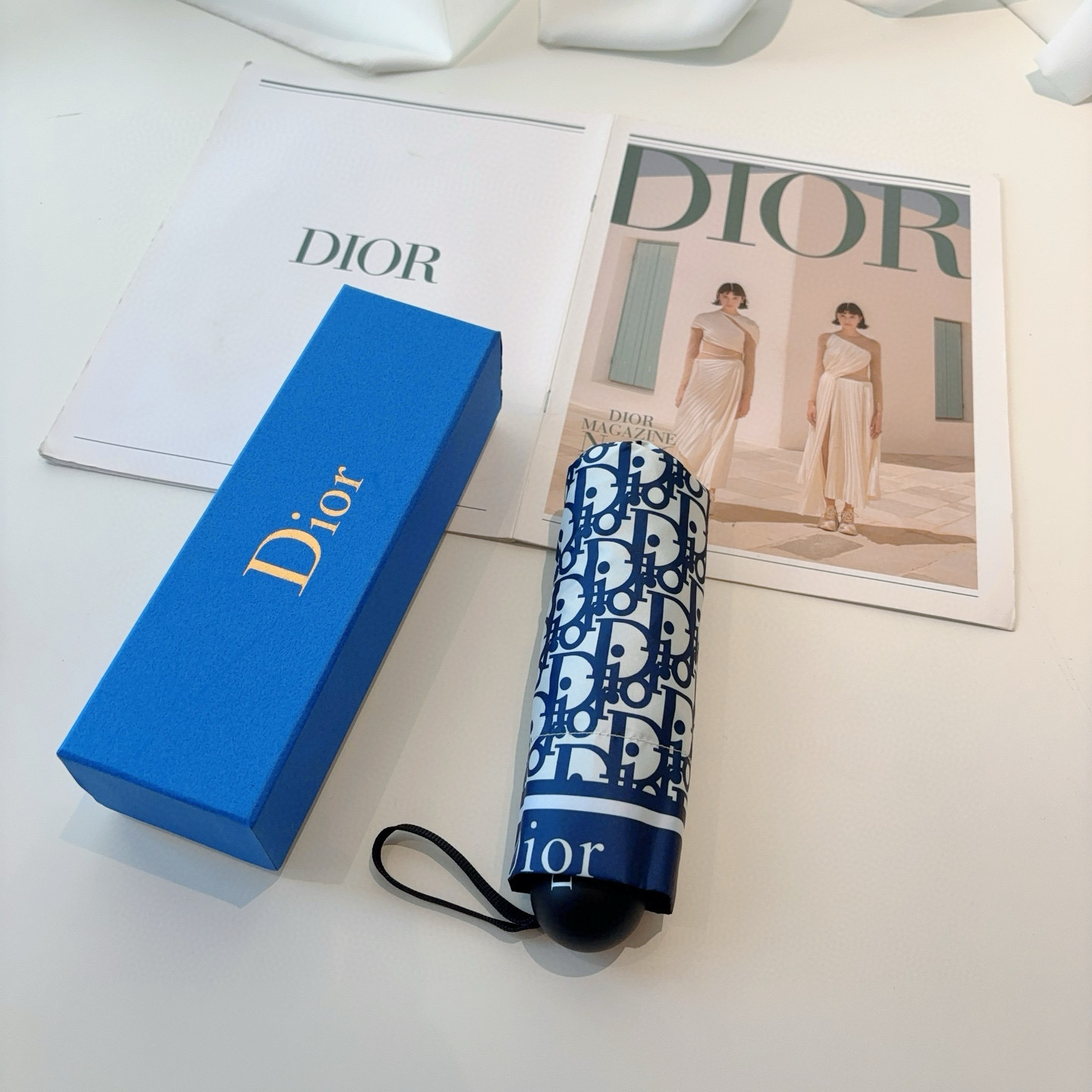  DIOR （迪奥） 五折手开折叠伞 超轻口袋 仅18cm  热卖款 时尚指数爆表 无论晴天雨天使用都相