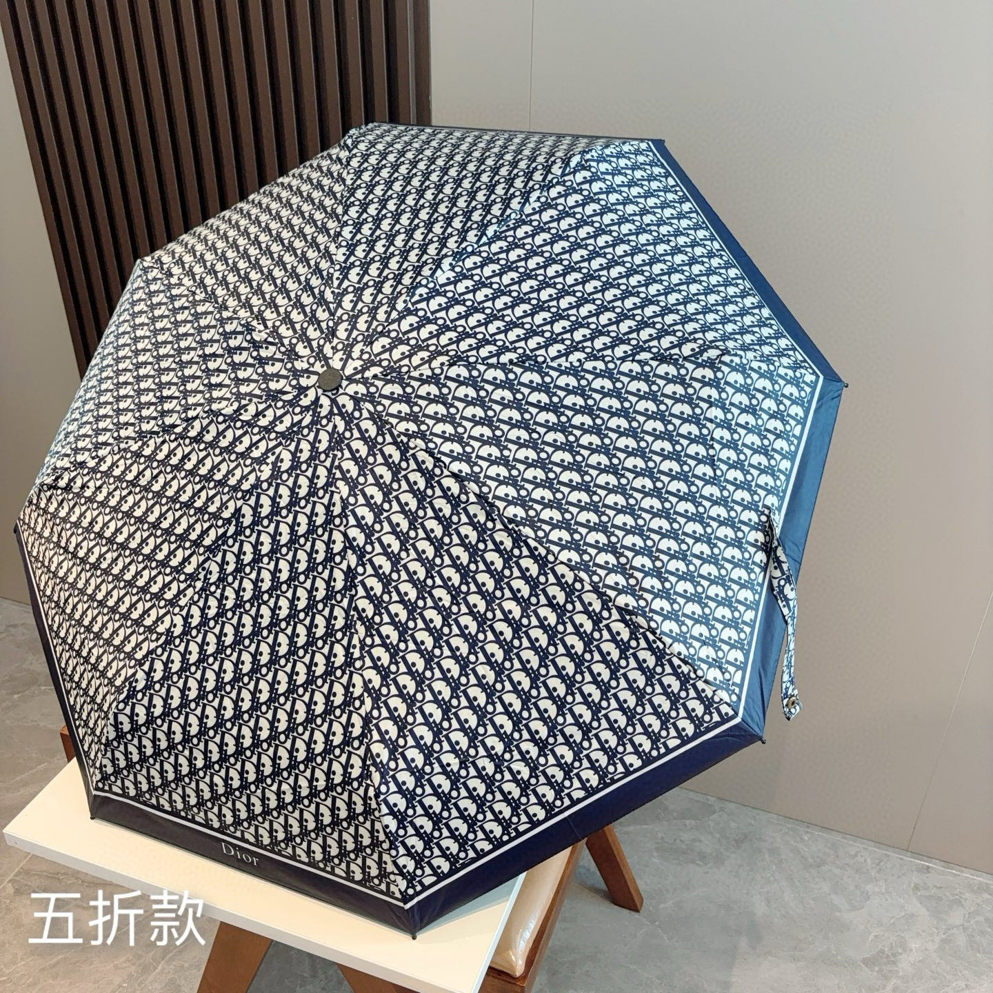  DIOR （迪奥） 五折手开折叠伞 超轻口袋 仅18cm  热卖款 时尚指数爆表 无论晴天雨天使用都相