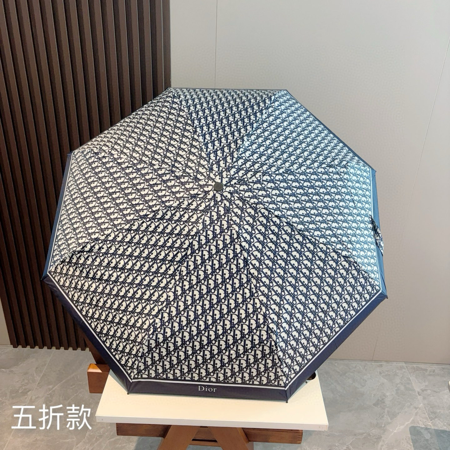  DIOR （迪奥） 五折手开折叠伞 超轻口袋 仅18cm  热卖款 时尚指数爆表 无论晴天雨天使用都相