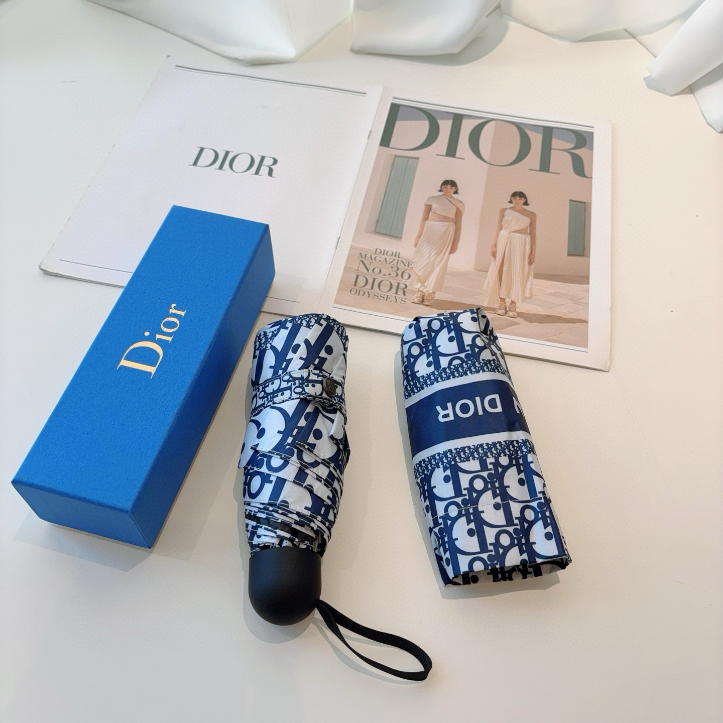  DIOR （迪奥） 五折手开折叠伞 超轻口袋 仅18cm  热卖款 时尚指数爆表 无论晴天雨天使用都相