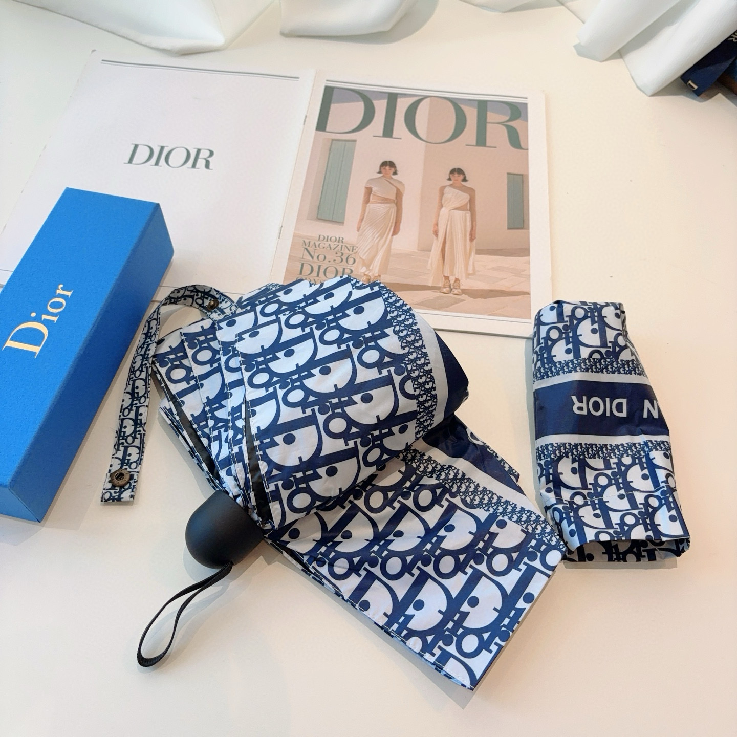  DIOR （迪奥） 五折手开折叠伞 超轻口袋 仅18cm  热卖款 时尚指数爆表 无论晴天雨天使用都相