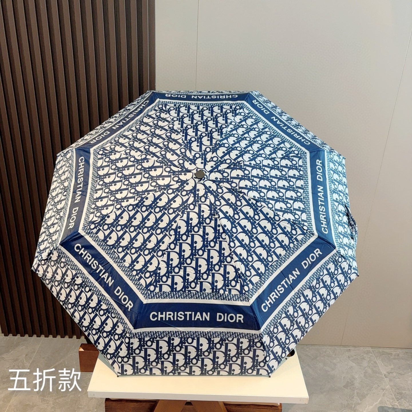  DIOR （迪奥） 五折手开折叠伞 超轻口袋 仅18cm  热卖款 时尚指数爆表 无论晴天雨天使用都相