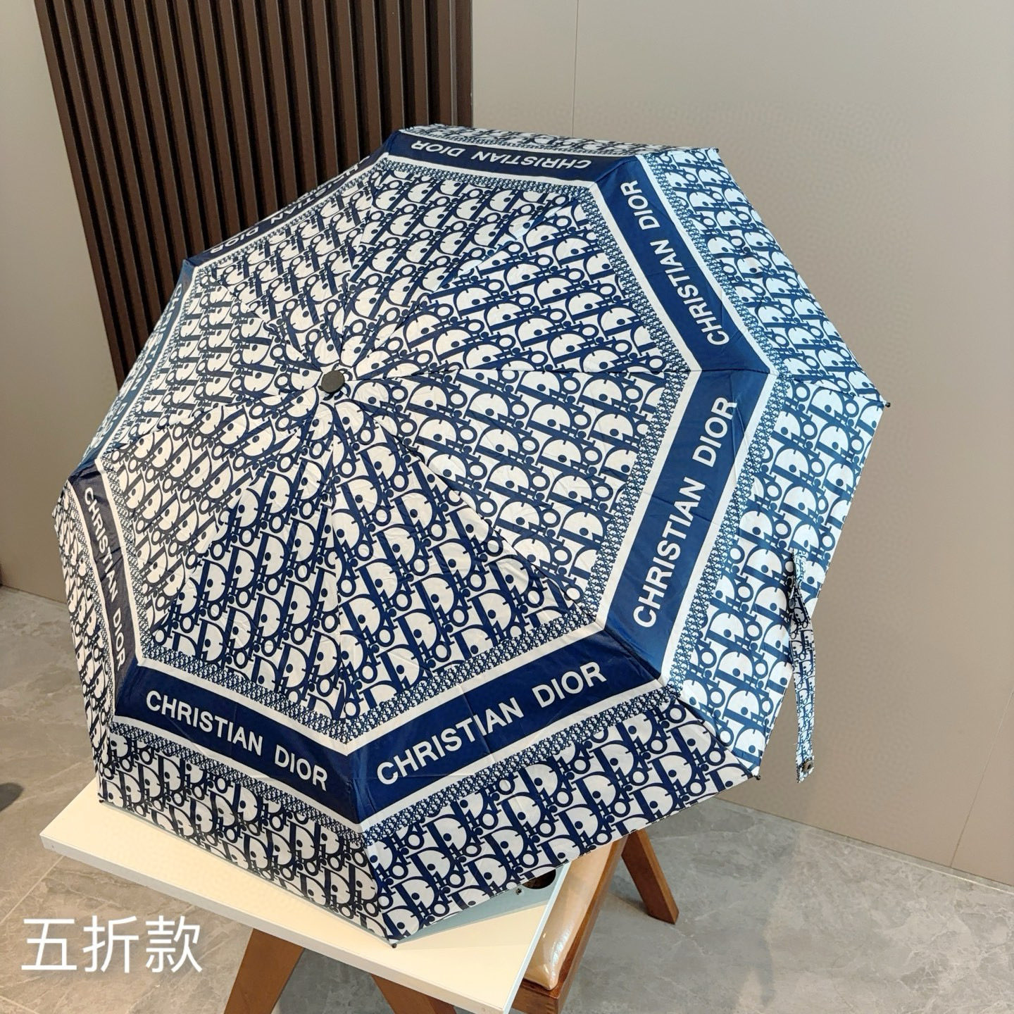  DIOR （迪奥） 五折手开折叠伞 超轻口袋 仅18cm  热卖款 时尚指数爆表 无论晴天雨天使用都相