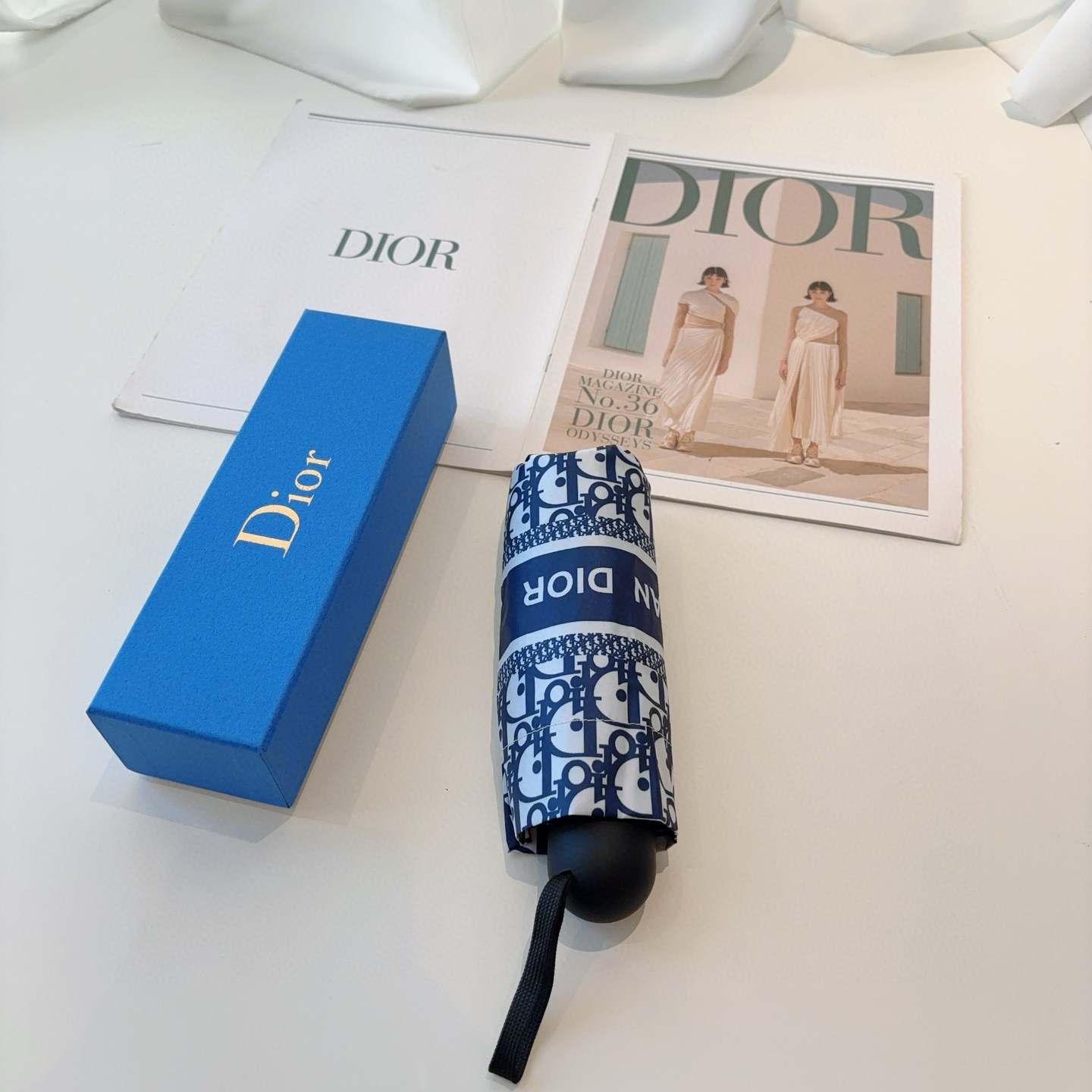  DIOR （迪奥） 五折手开折叠伞 超轻口袋 仅18cm  热卖款 时尚指数爆表 无论晴天雨天使用都相