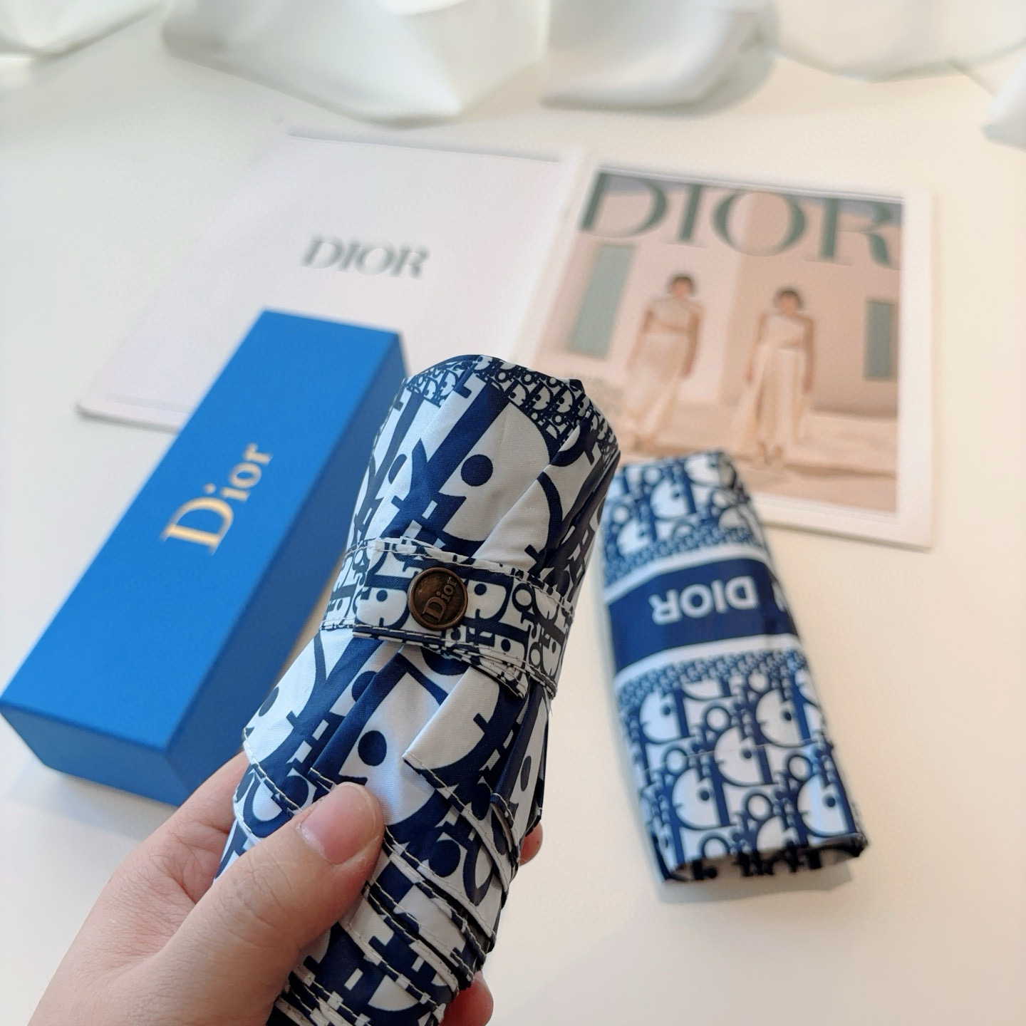  DIOR （迪奥） 五折手开折叠伞 超轻口袋 仅18cm  热卖款 时尚指数爆表 无论晴天雨天使用都相