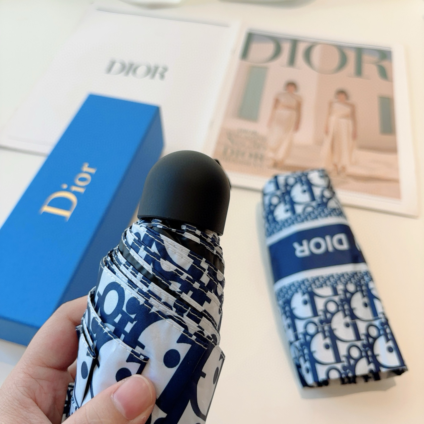 DIOR （迪奥） 五折手开折叠伞 超轻口袋 仅18cm  热卖款 时尚指数爆表 无论晴天雨天使用都相