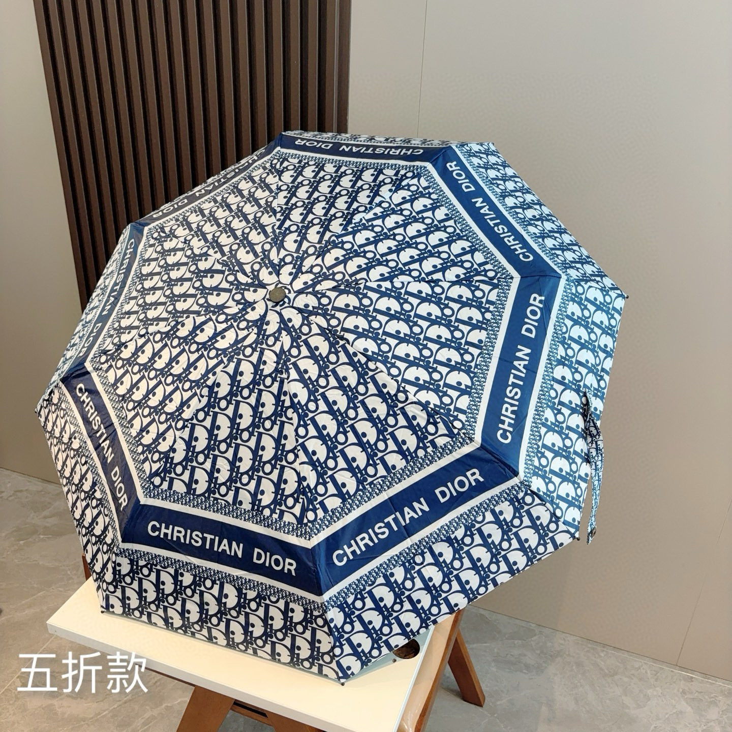  DIOR （迪奥） 五折手开折叠伞 超轻口袋 仅18cm  热卖款 时尚指数爆表 无论晴天雨天使用都相