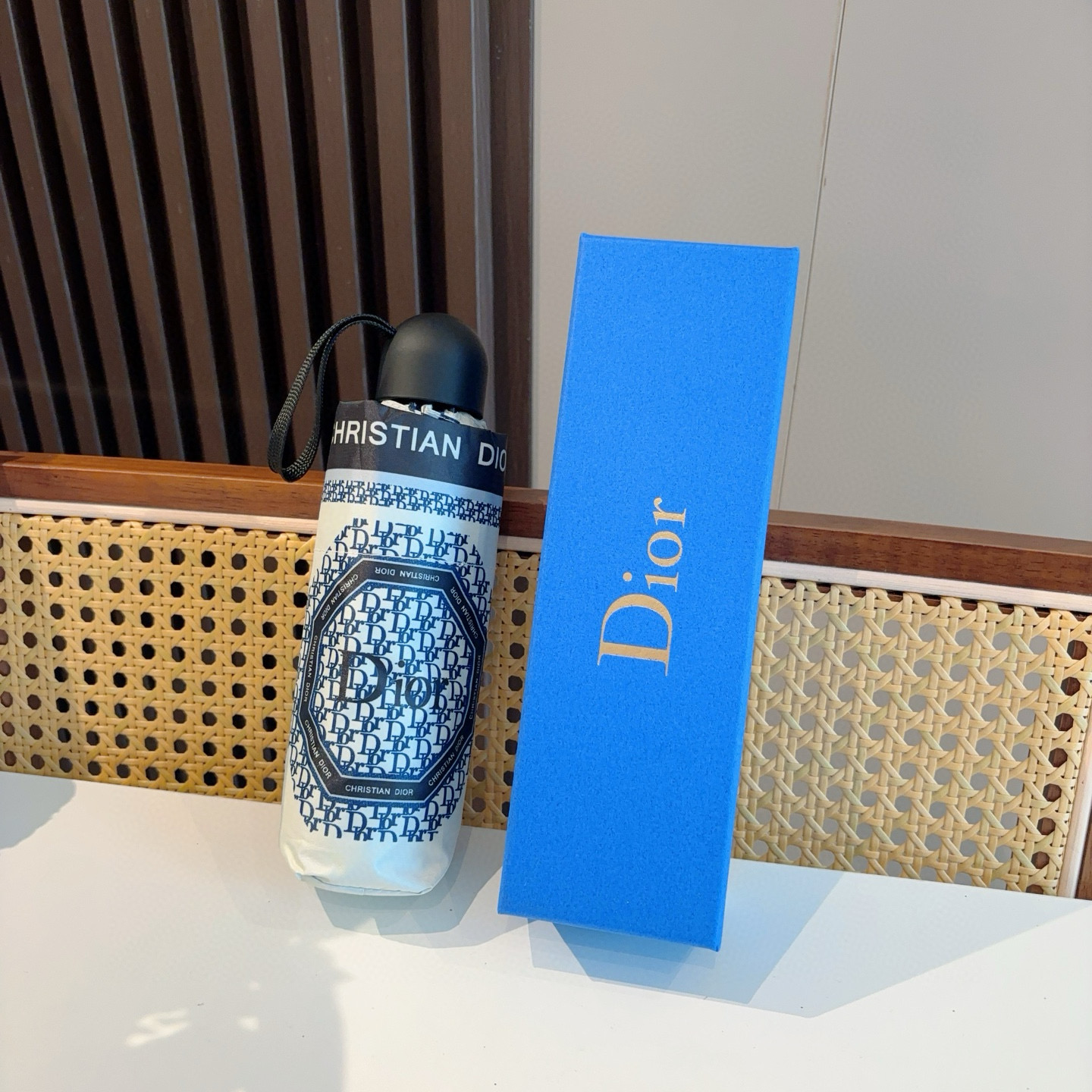  DIOR （迪奥） 五折手开折叠伞 超轻口袋 仅18cm  热卖款 时尚指数爆表 无论晴天雨天使用都相