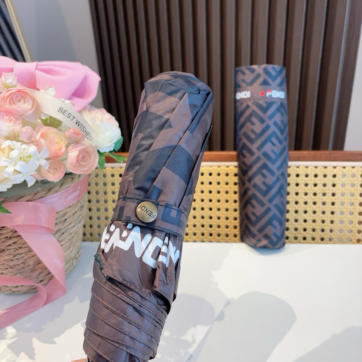  FENDI（芬迪）三折自动折叠晴雨伞 年度最新火爆单品  原单代工级品质 第一代210T碰击布防嗮拒水