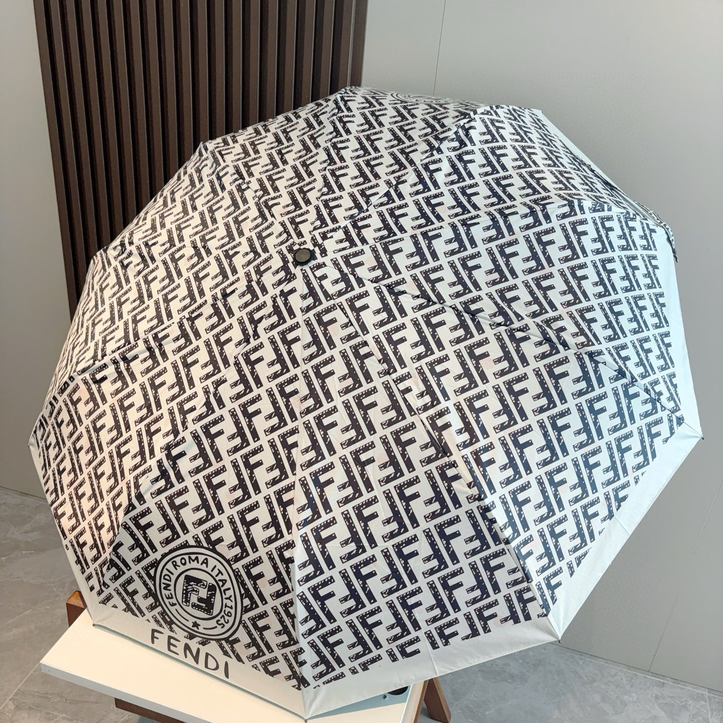  FENDI（芬迪）三折自动折叠晴雨伞 年度最新火爆单品  原单代工级品质 第一代210T碰击布防嗮拒水