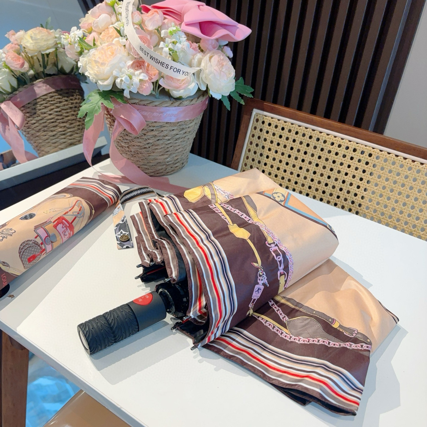 LOUIS VUITTON （路易威登） 三折自动折叠晴雨伞 新涂层技术深色伞面 拥有令人惊喜的遮光效果